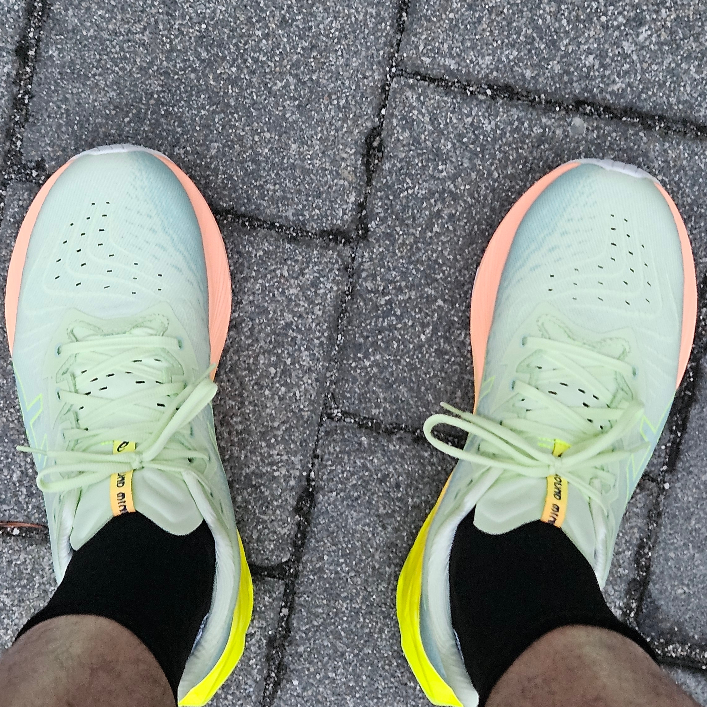 Asics Novablast 4 Cool Matcha Safety Yellow 착용 스타일