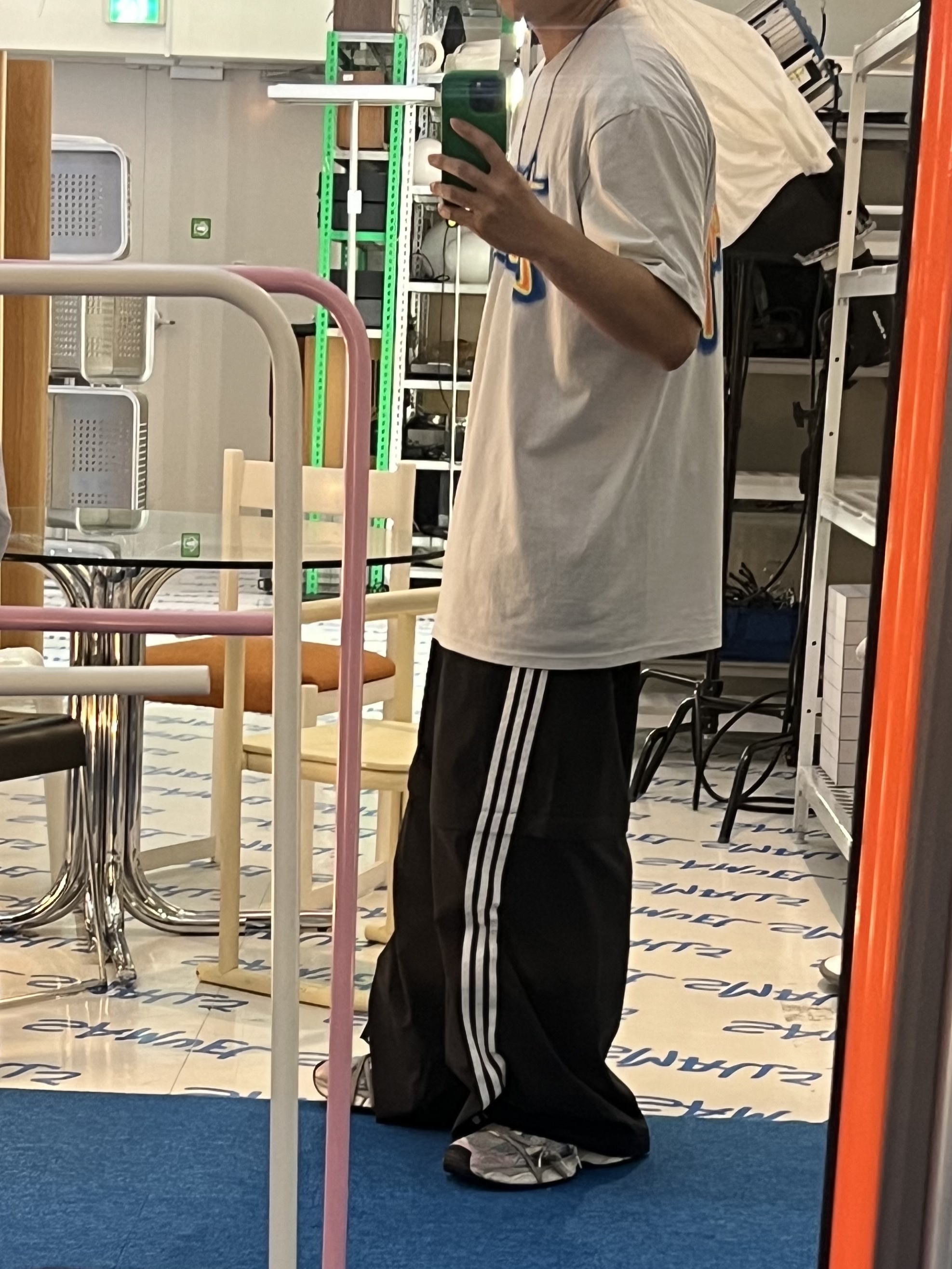 스투시 써멀 스탁 티셔츠 포그, (W) 아디다스 아딜레늄 시즌 2 오버사이즈 집오프 트랙 팬츠 젠더 뉴트럴 블랙 - KR 사이즈 착용 스타일 - 1