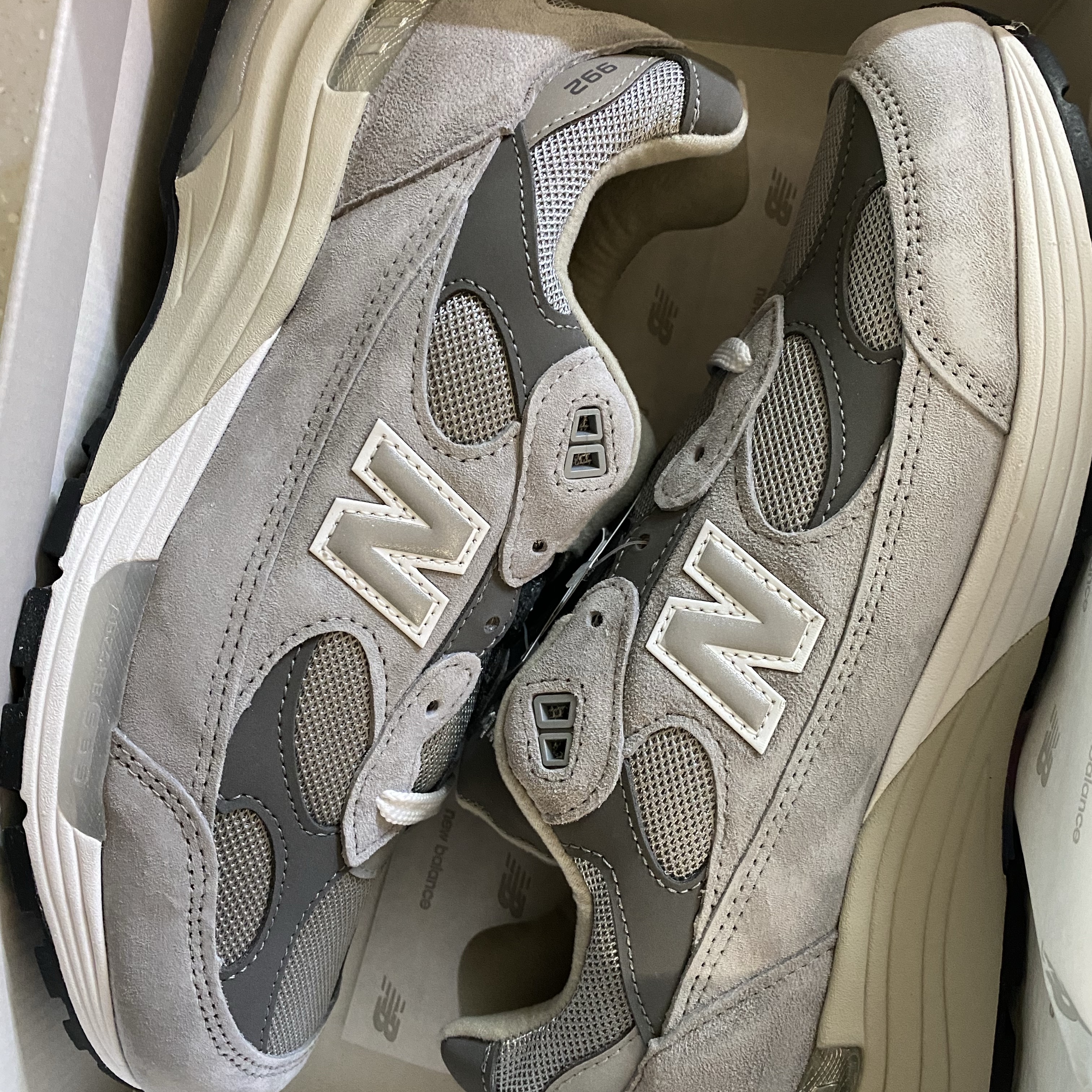 New Balance 992 Made in USA Core Grey Silver Metallic 착용 스타일