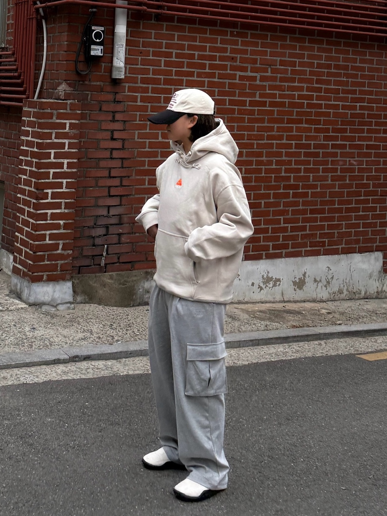 나이키 ACG 목 서밋 화이트 앤 블랙, 나이키 ACG 써마핏 풀오버 플리스 후드 라이트 오어우드 브라운 하이퍼 크림슨 - 아시아 착용 스타일 - 1