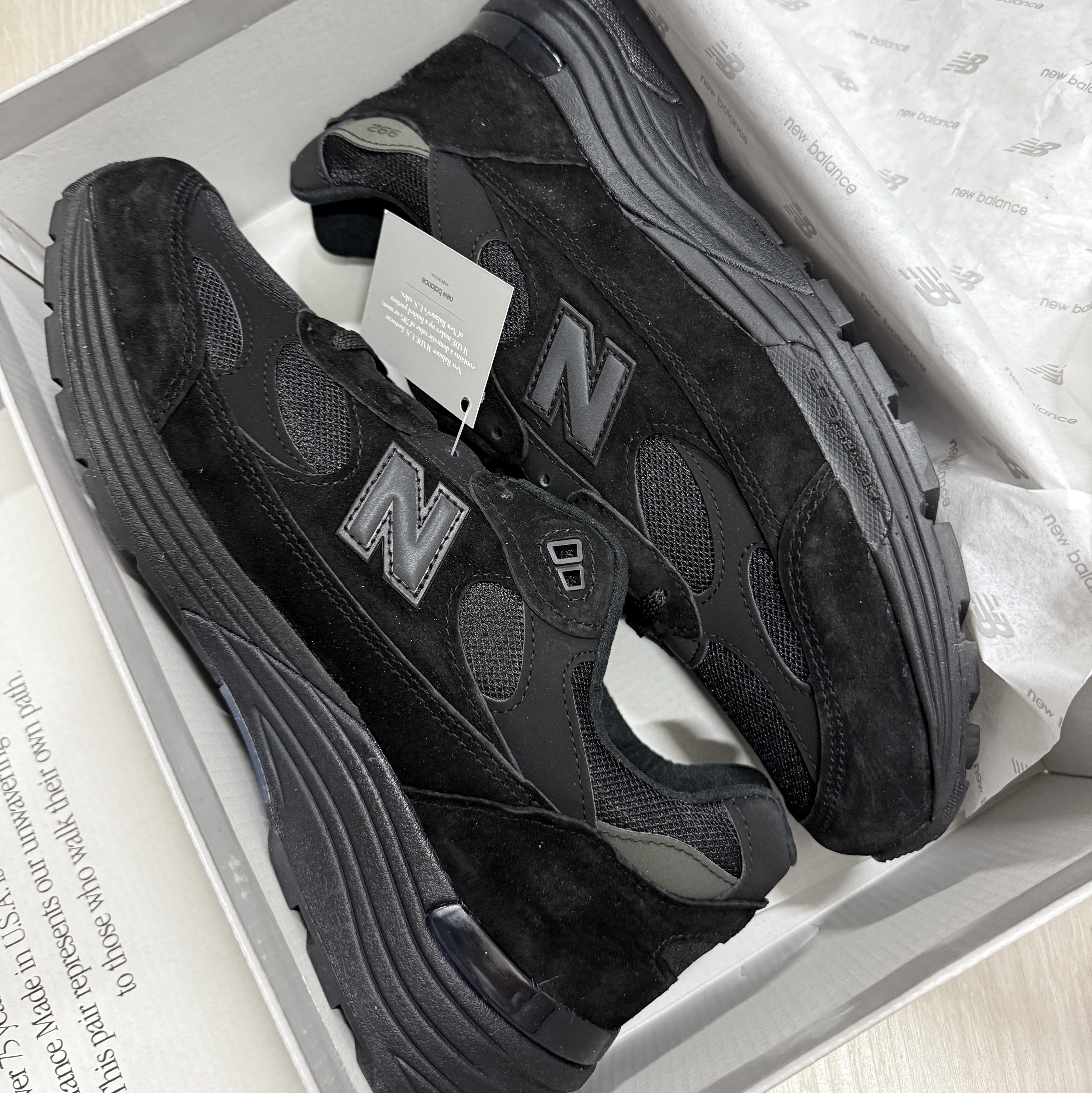New Balance 992 Made in USA Core Grey Silver Metallic, New Balance 992 Made in USA Triple Black 착용 스타일 - 2
