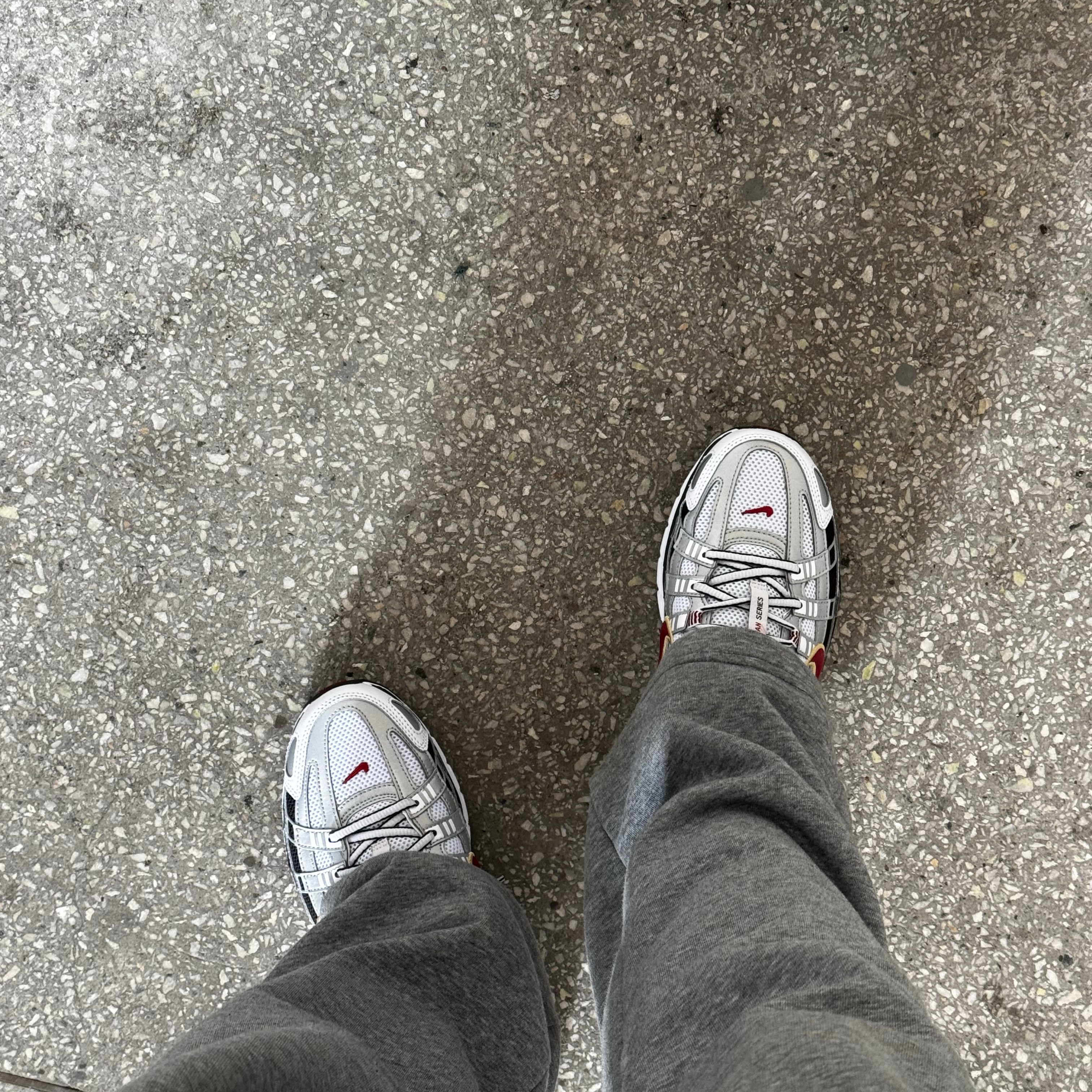 (W) Nike P-6000 Metallic Silver Red 착용 스타일 - 2