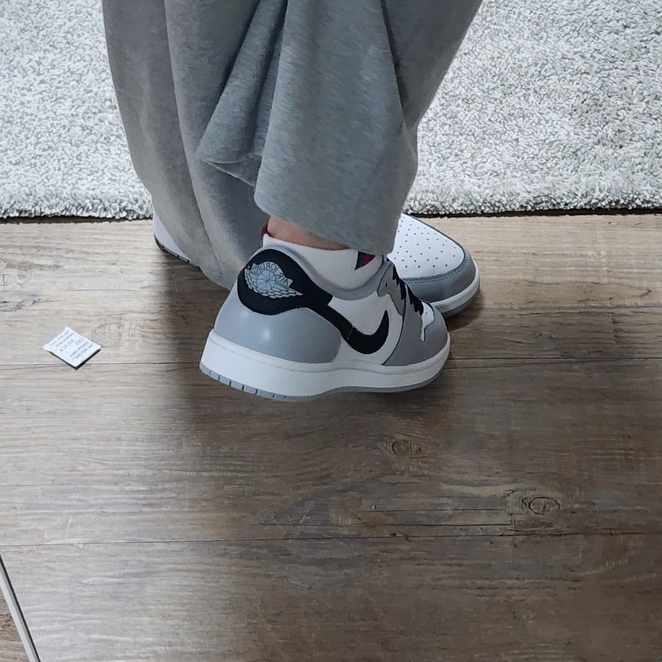 Jordan 1 Retro Low OG Wolf Grey and White 착용 스타일 - 2