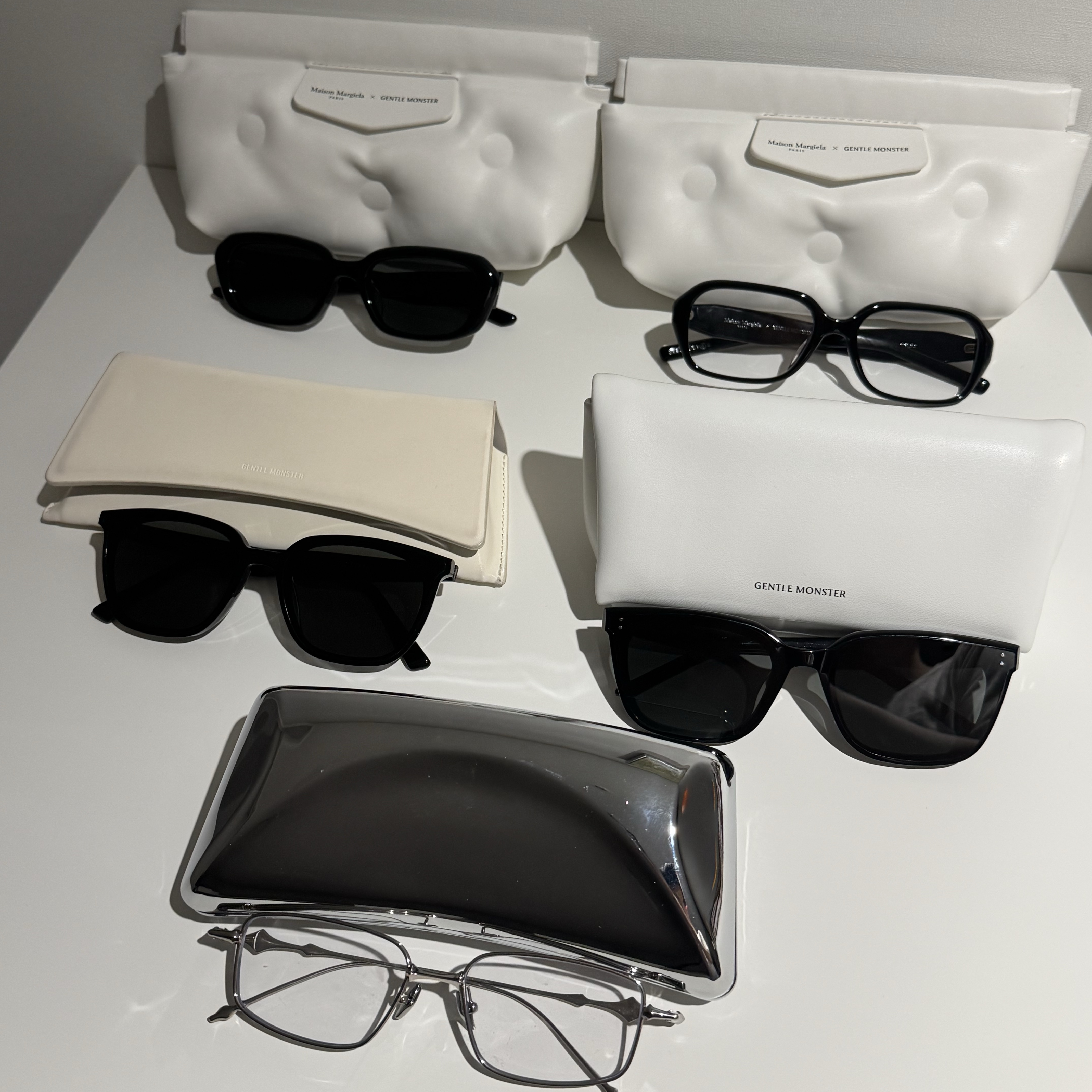 젠틀 몬스터 x 메종 마르지엘라 MM207 블랙 그레이, 젠틀 몬스터 x 메종 마르지엘라 MM212 블랙 클리어 착용 스타일 - 1