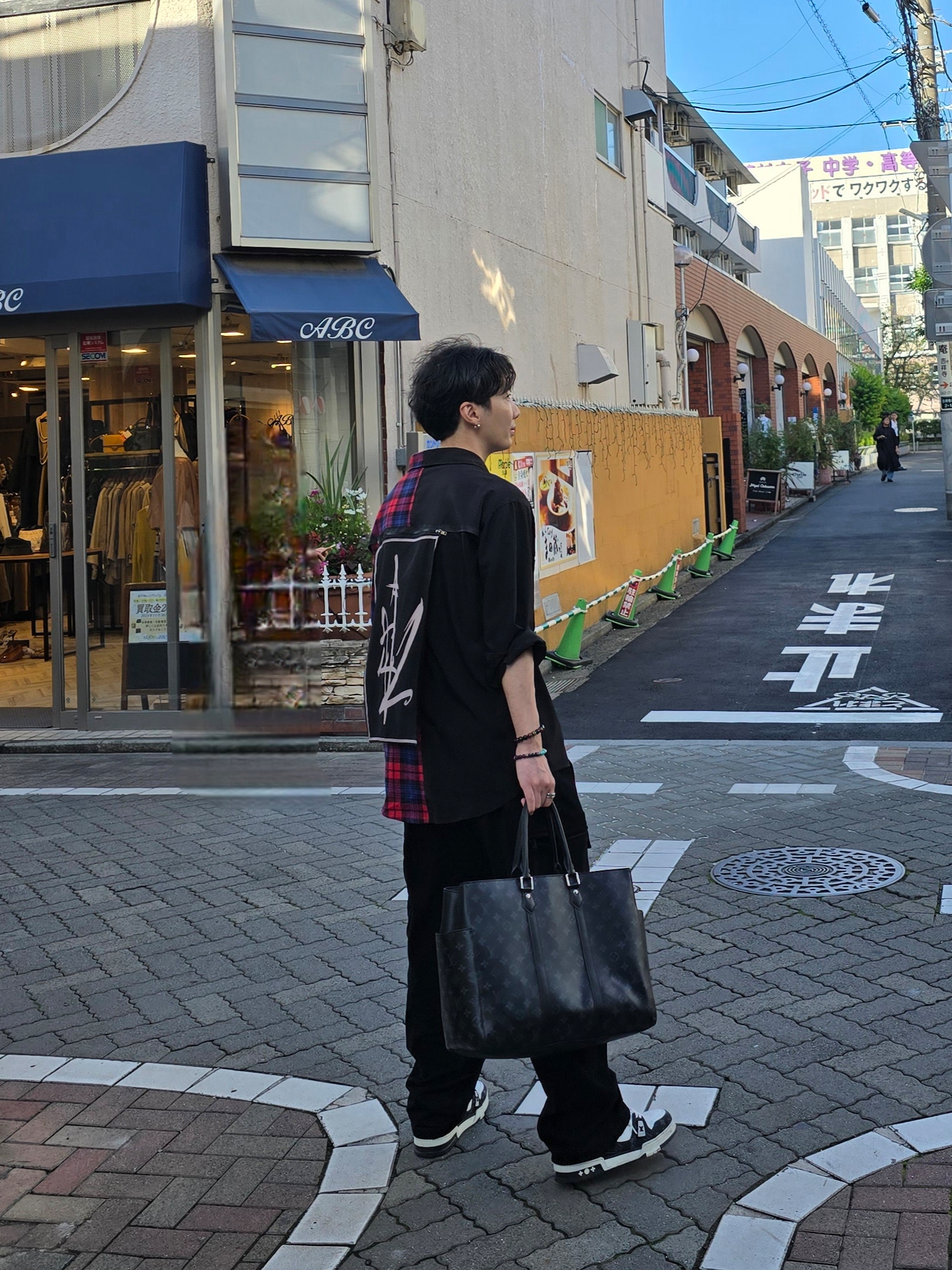 Louis Vuitton Sac Plat 24H Monogram Eclipse, Louis Vuitton LV Trainer Sneakers Monogram Denim Black 착용 스타일