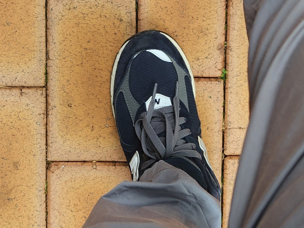 New Balance 2002R Eclipse Castlerock 착용 스타일