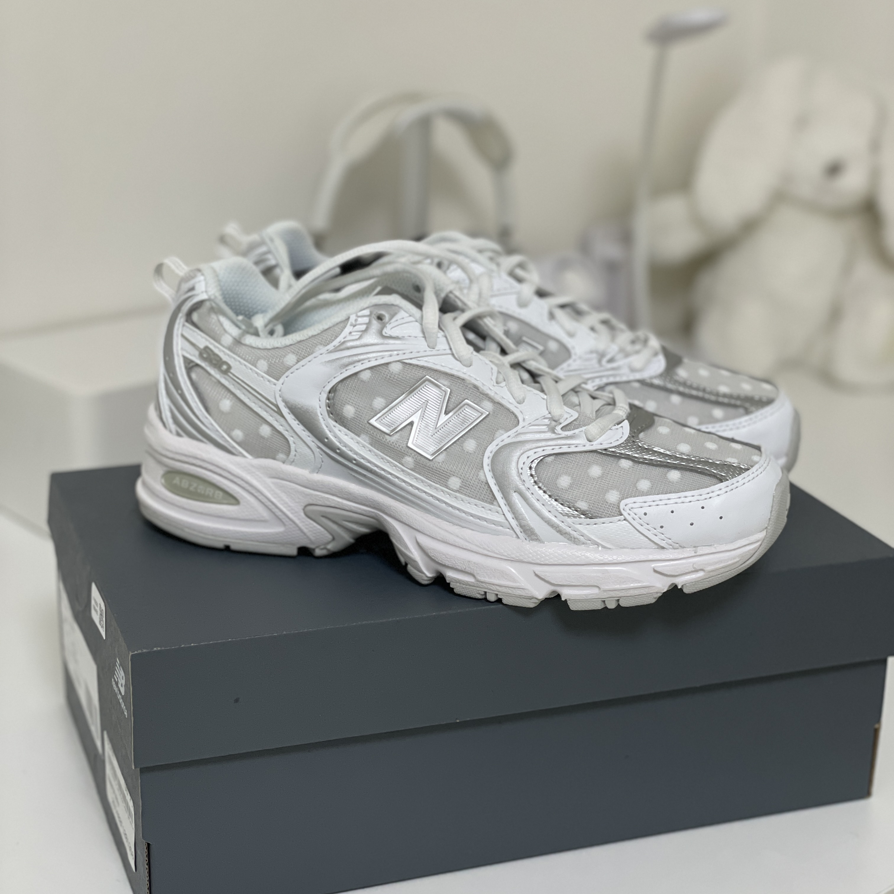 New Balance 530 White Silver Metallic 착용 스타일