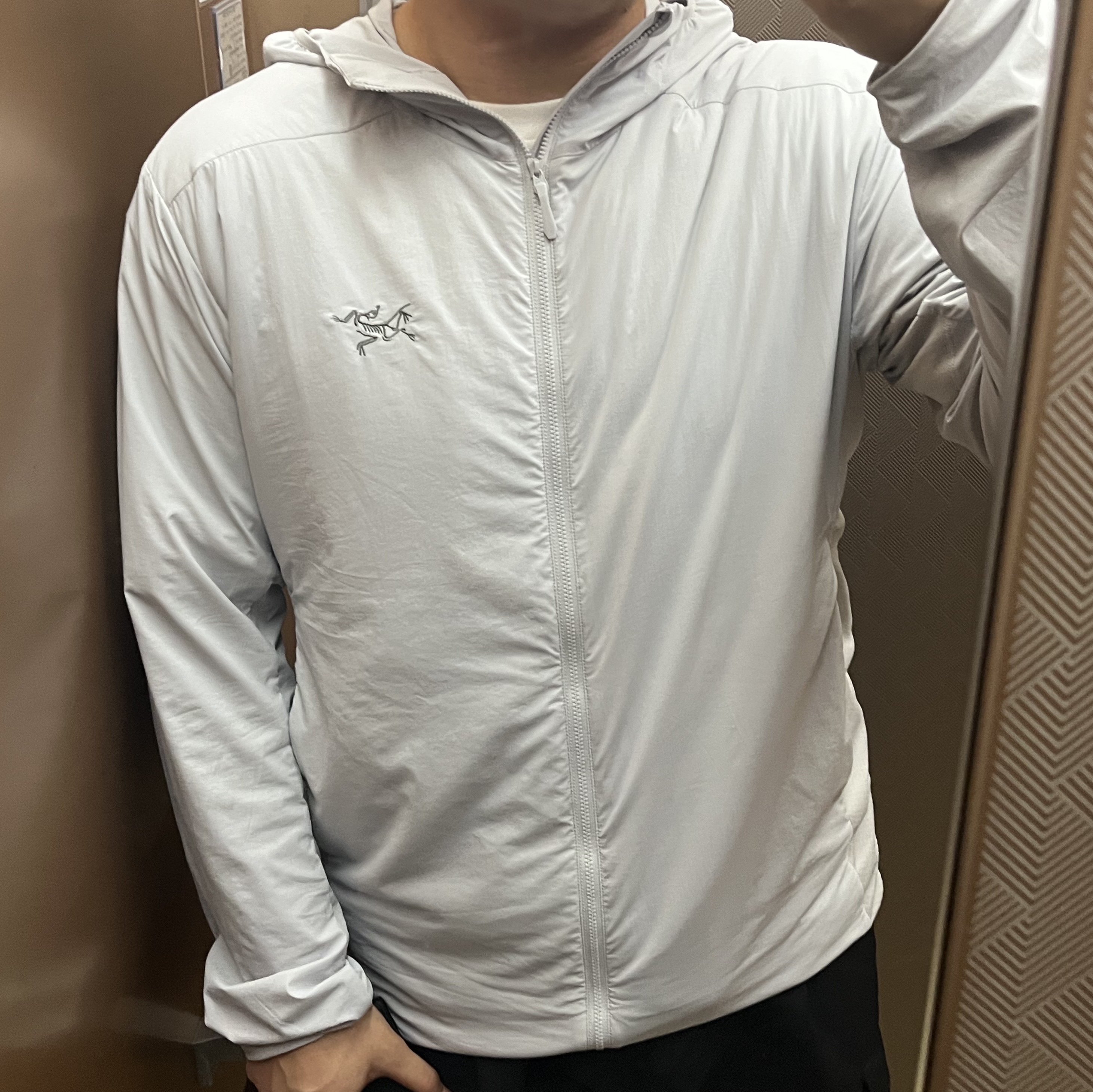 Arc'teryx Atom SL Hoody Solitude 착용 스타일 - 1