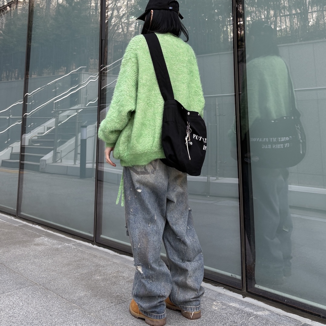 Flavorism VTG Newspaper Bag Black 착용 스타일 - 2