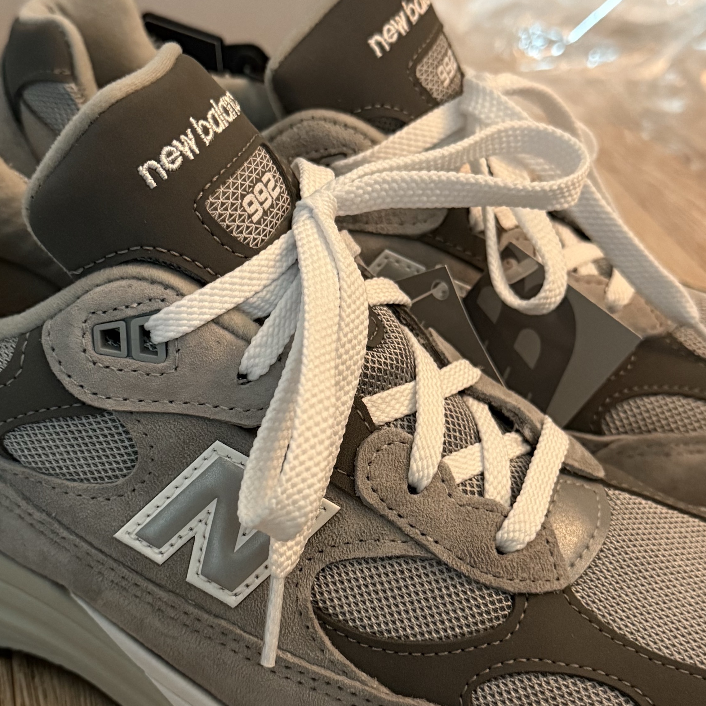 New Balance 992 Made in USA Core Grey Silver Metallic 착용 스타일