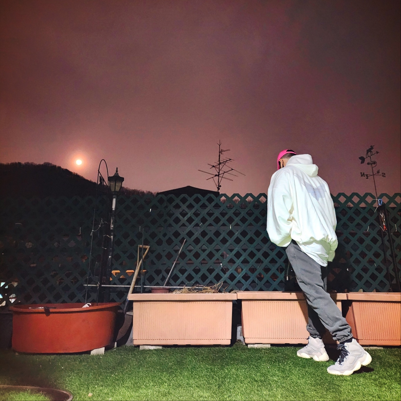 Yeezy Gap Engineered By Balenciaga Dove Hoodie White, Adidas Yeezy 500 High Mist Stone 착용 스타일 - 2