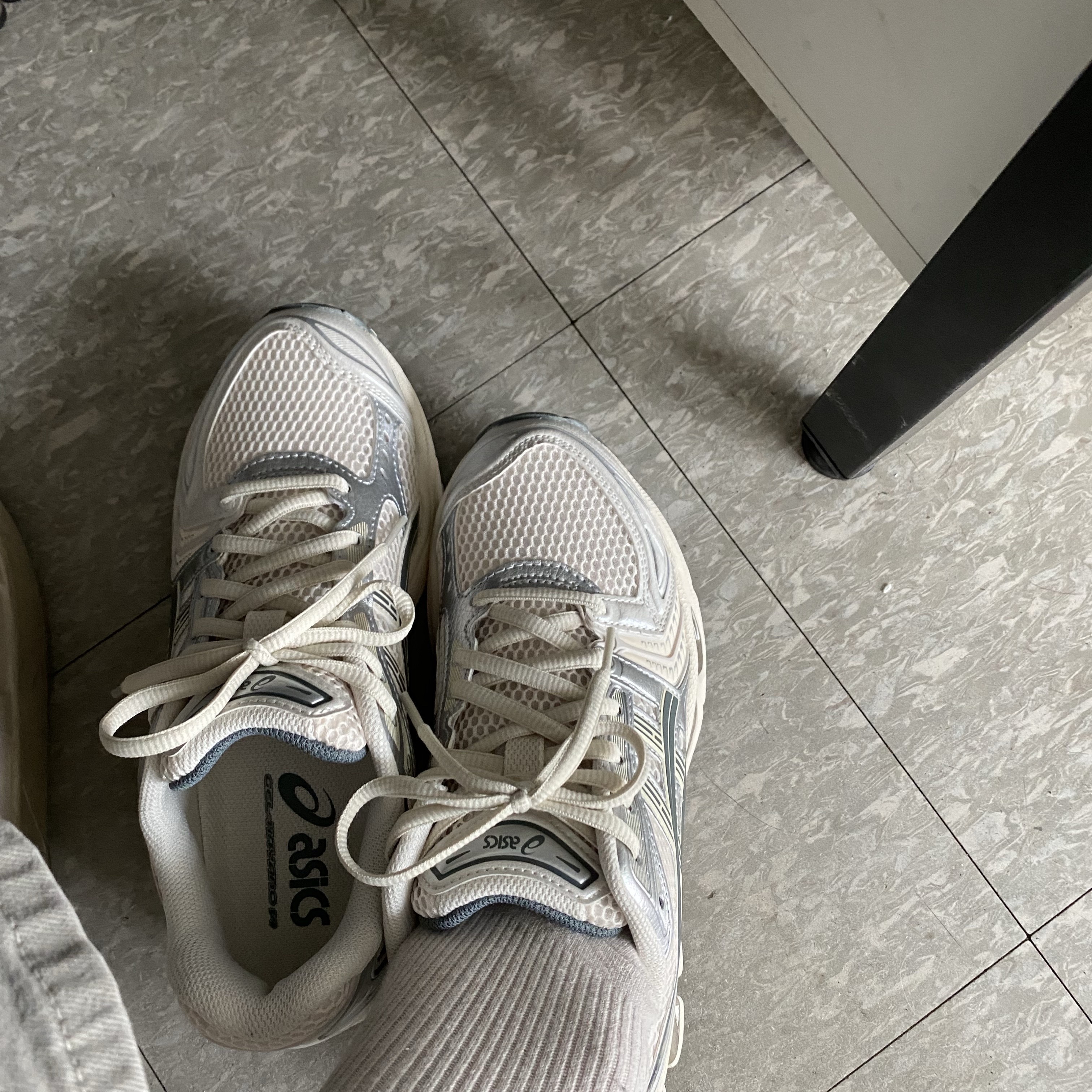 Asics Gel-Kayano 14 Birch Dark Pewter 착용 스타일