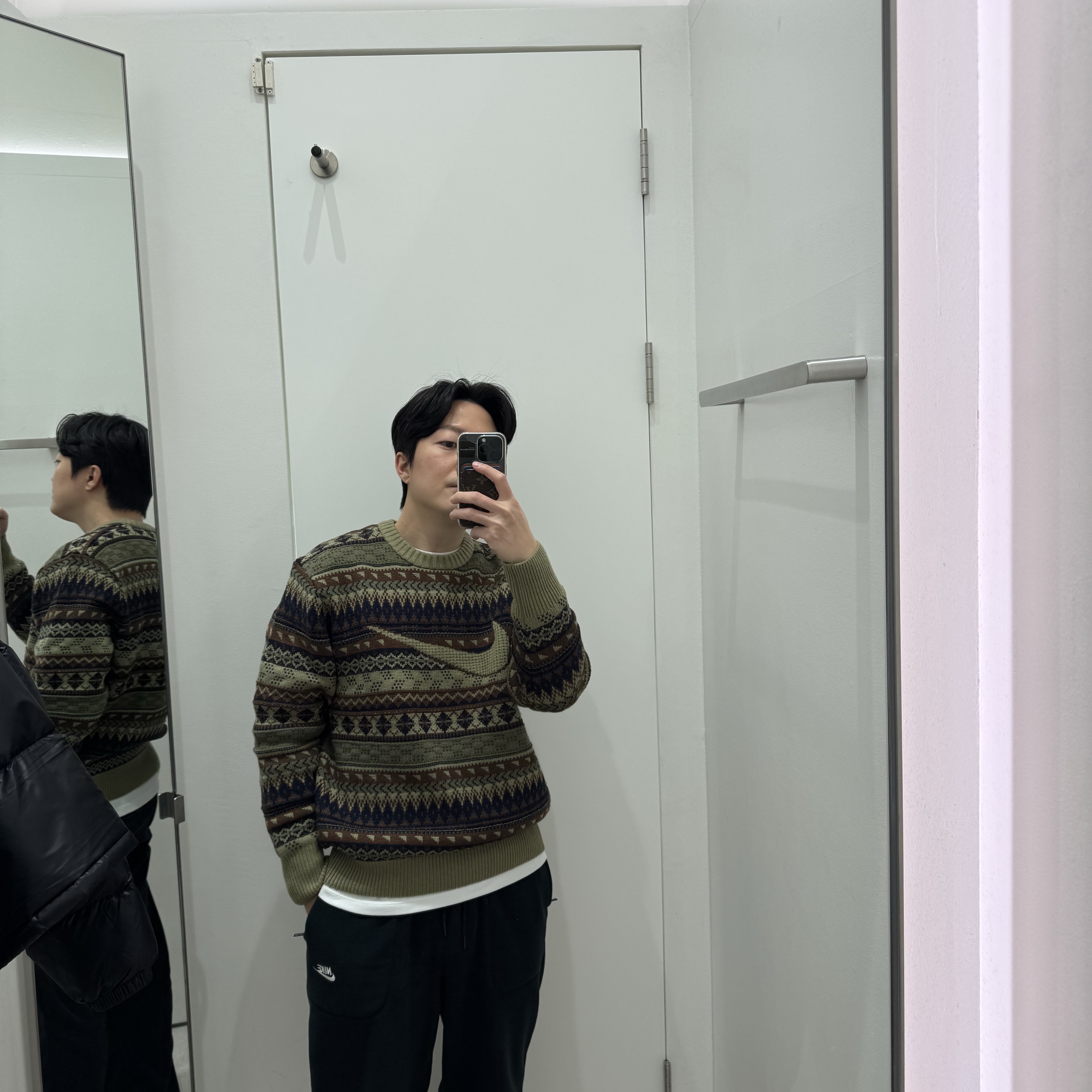 Nike Life Fair Isle Swoosh Sweater Neutral Olive - Asia 착용 스타일 - 2