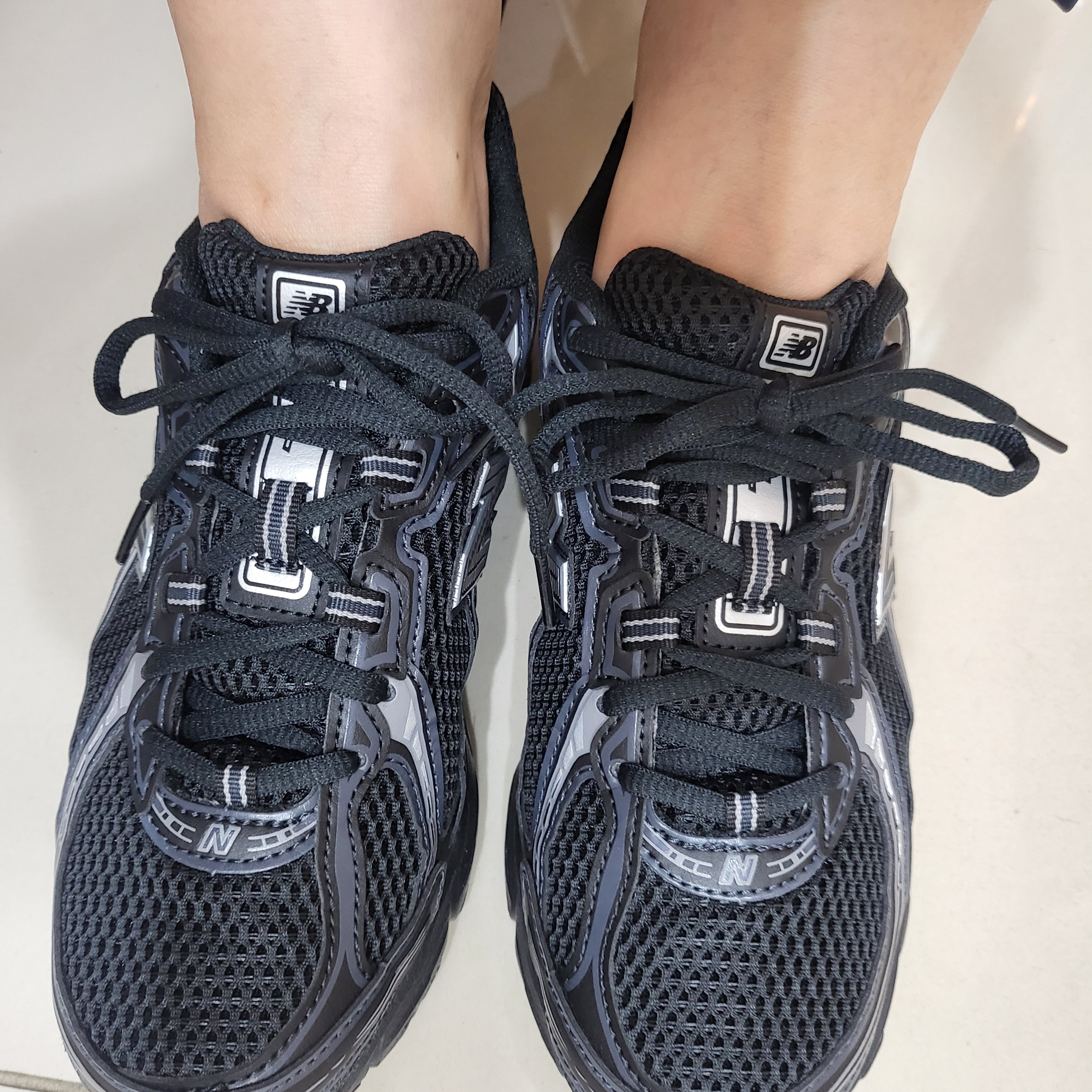 New Balance 740v2 Black Silver Metallic 착용 스타일