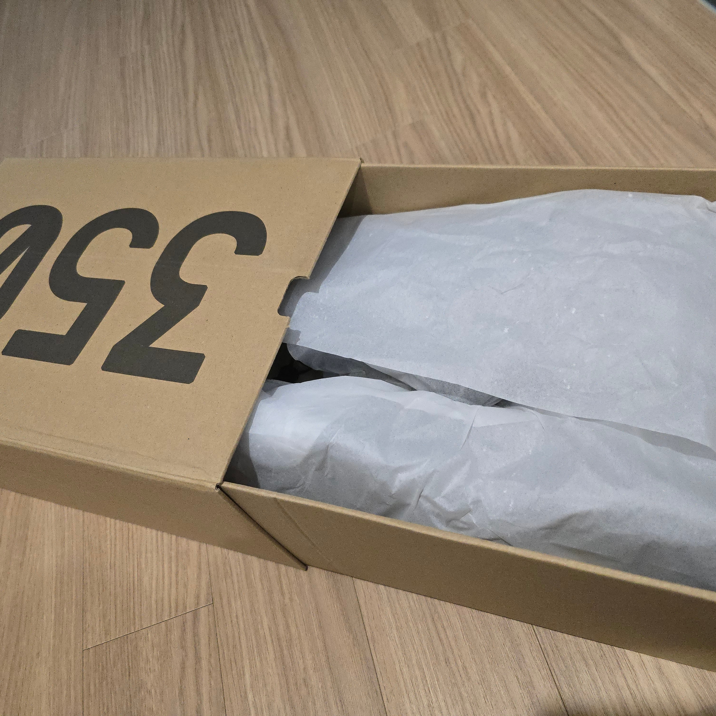 Adidas Yeezy Boost 350 V2 Onyx 착용 스타일 - 3
