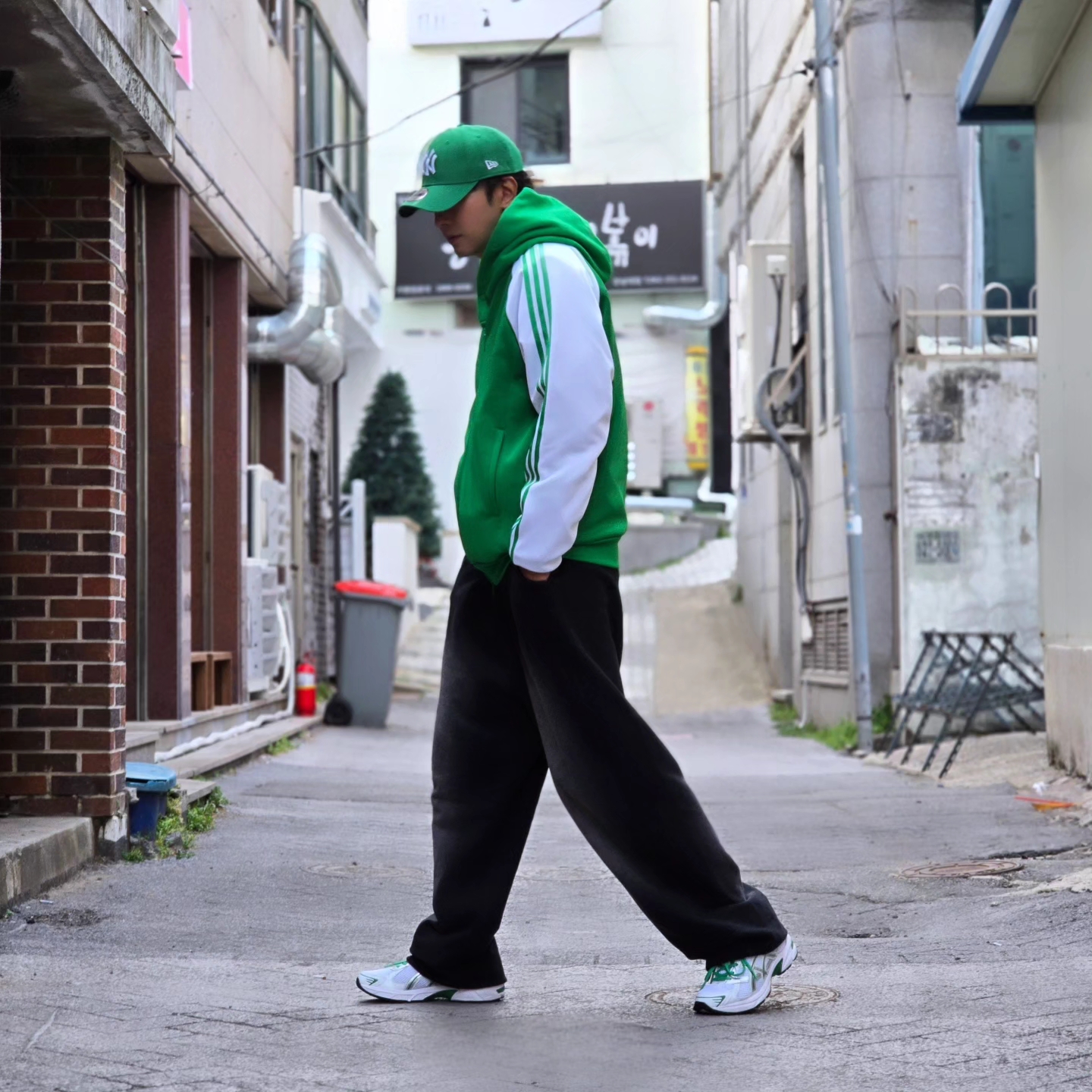 Adidas SST Track Top Wonder White Collegiate Green - KR Sizing, Adidas SST Track Top Wonder White Collegiate Green - US Sizing 착용 스타일 - 2