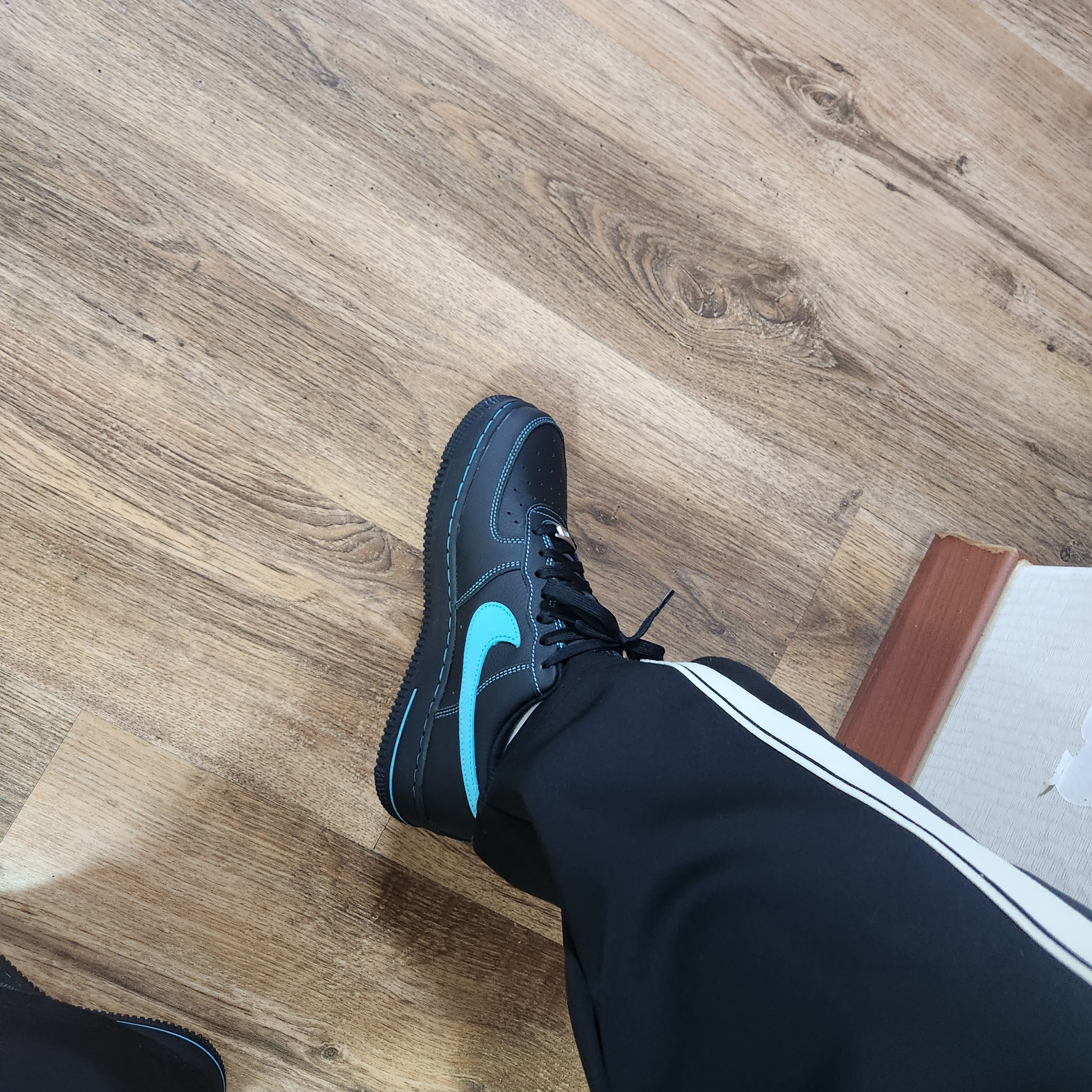 Nike Air Force 1 Low Black Aurora Green 착용 스타일