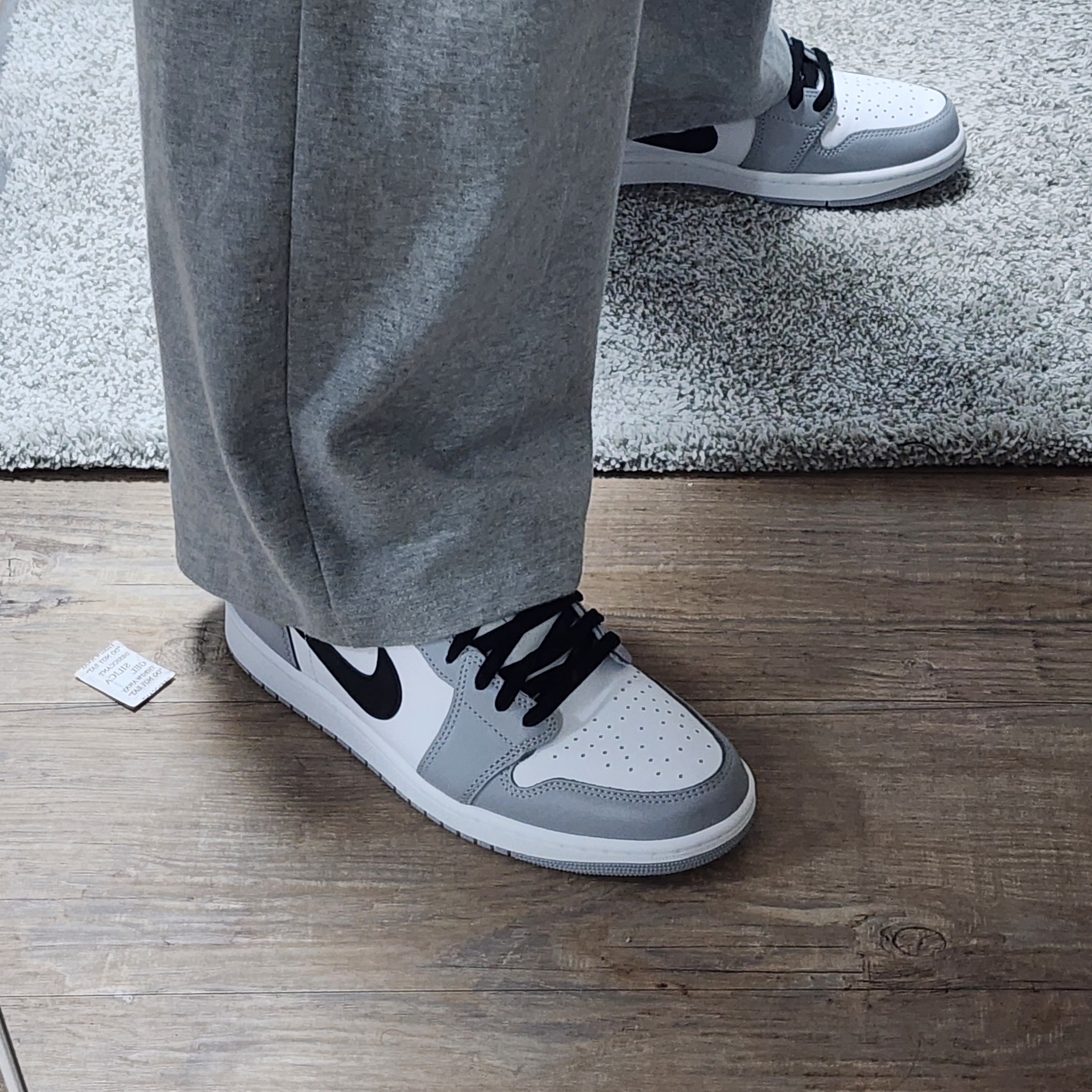 Jordan 1 Retro Low OG Wolf Grey and White 착용 스타일 - 1
