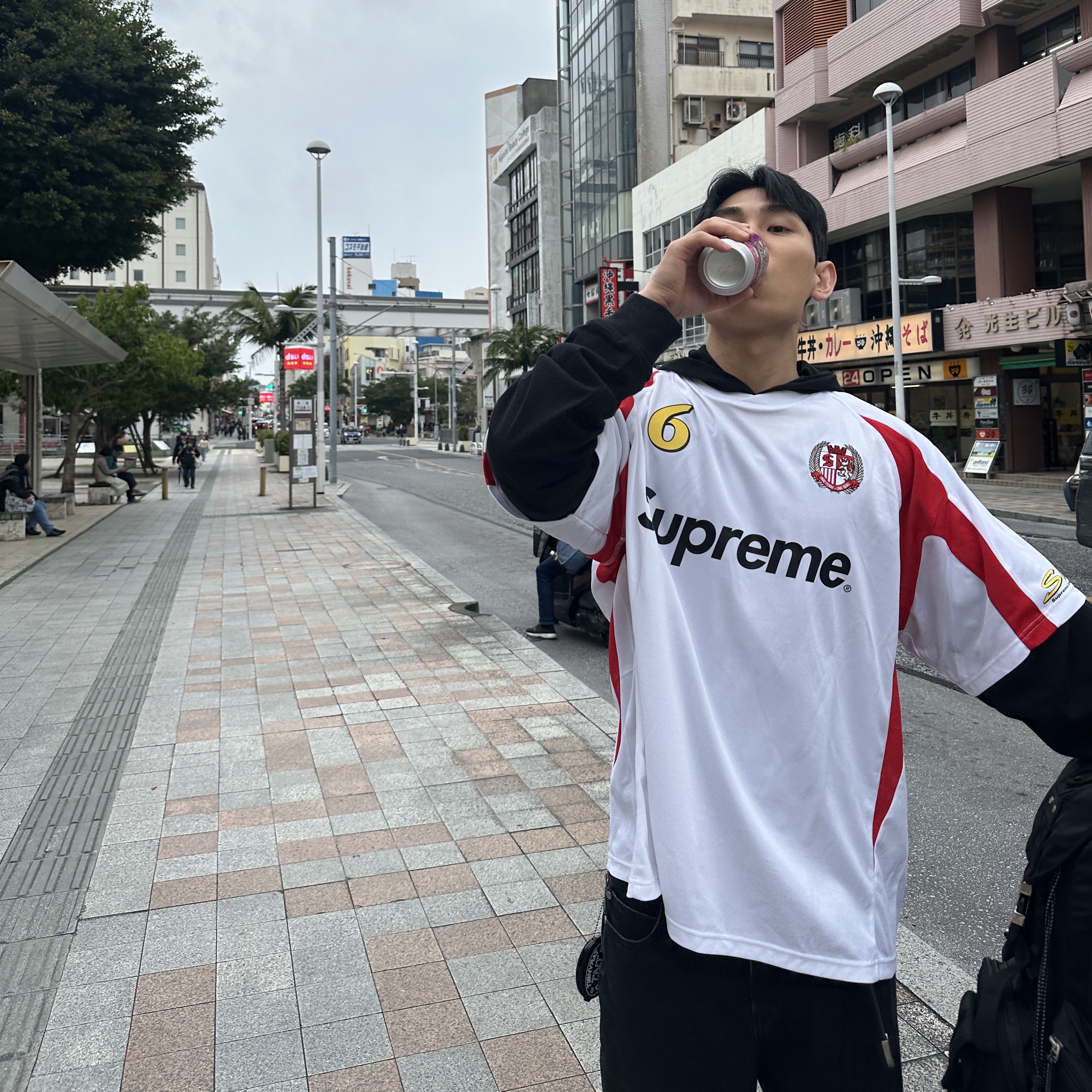 Supreme Hooded Soccer Jersey White - 23FW, Nike x Sacai Magmascape SP Pecan 착용 스타일 - 3