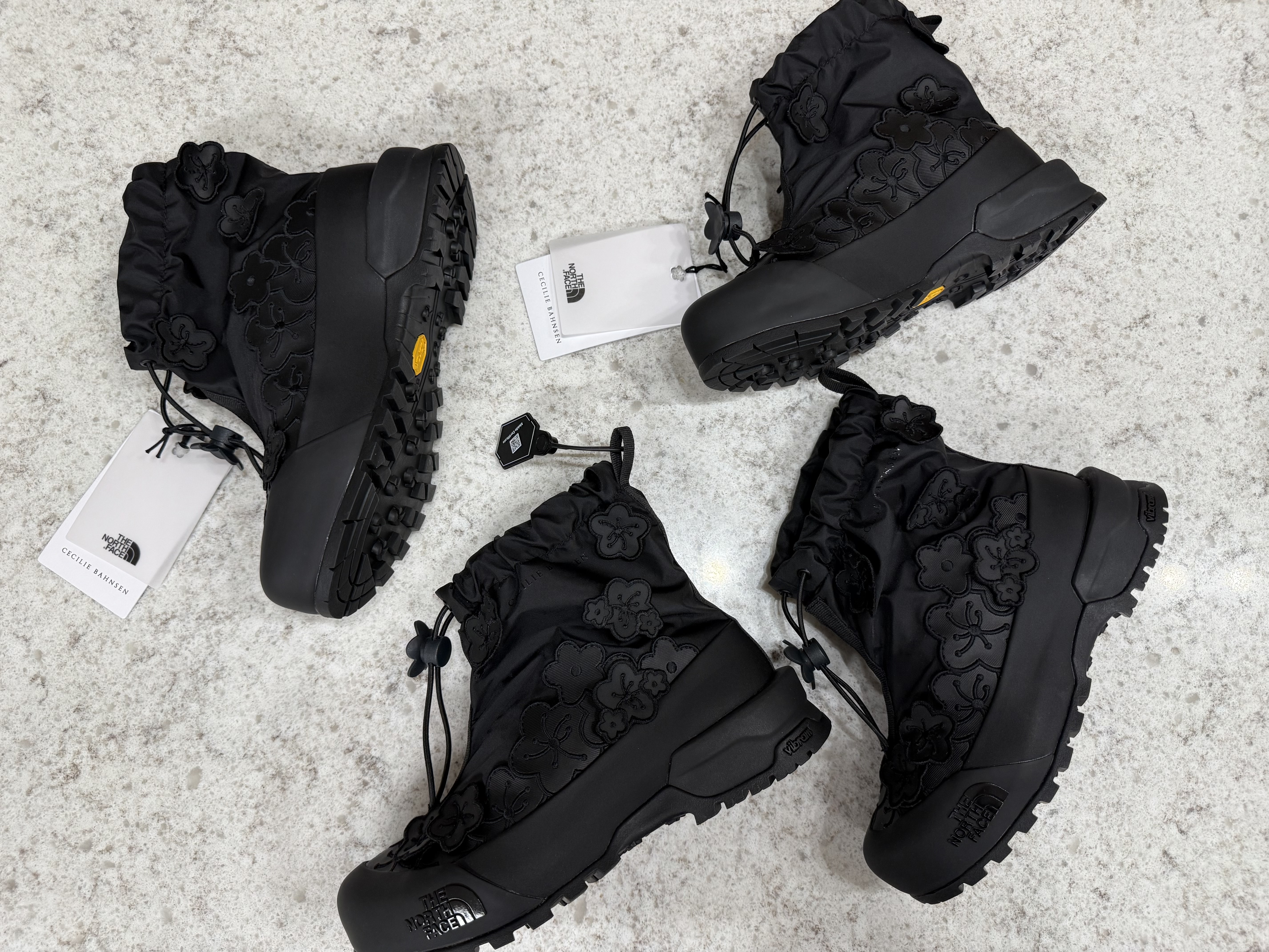 The North Face x Cecilie Bahnsen Glenclyffe Gaiter TNF Black 착용 스타일 - 1