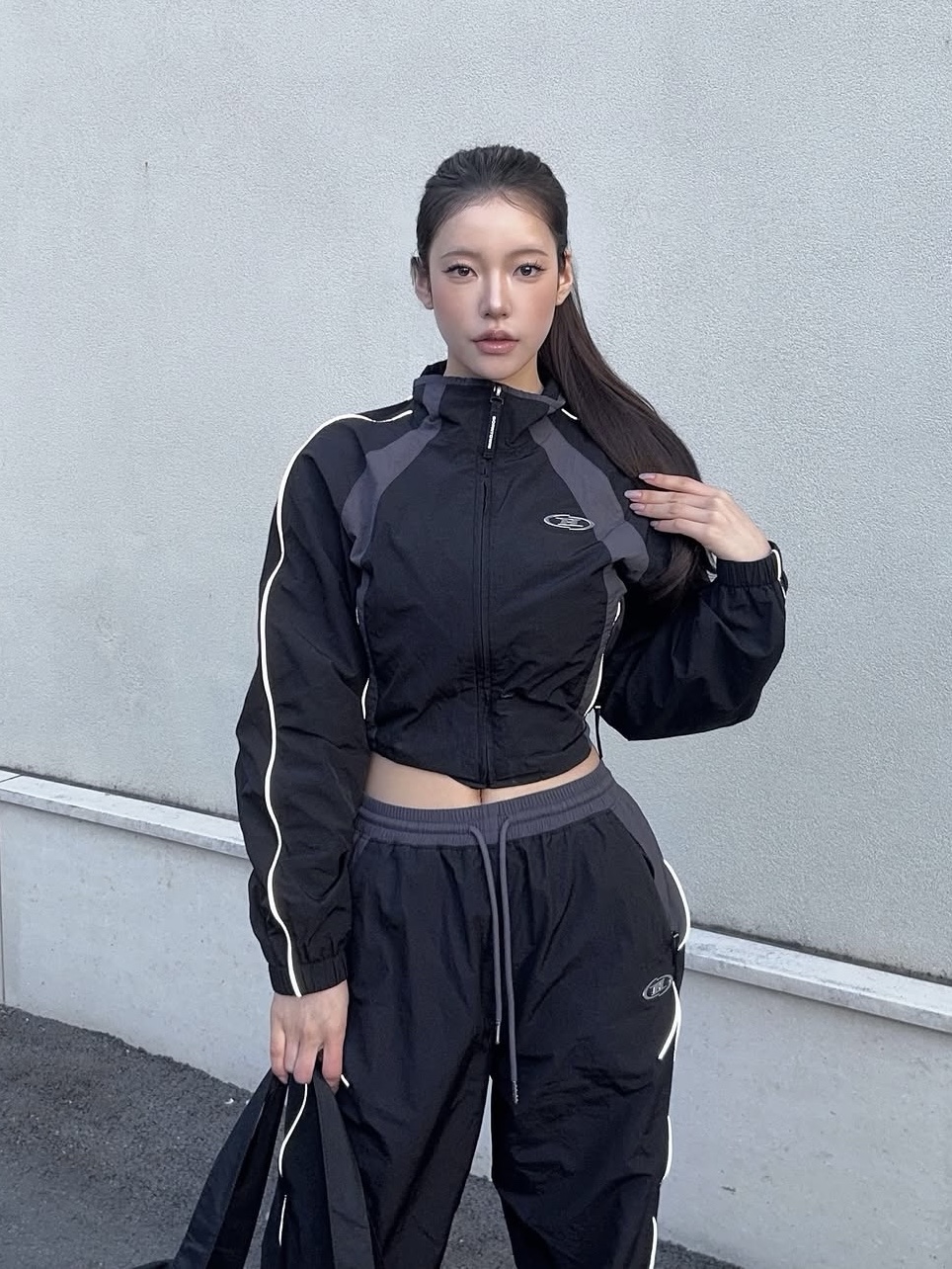 BORN TO WIN W Nylon Block Jacket Black, BORN TO WIN W Nylon Block String Pants Black 착용 스타일 - 2