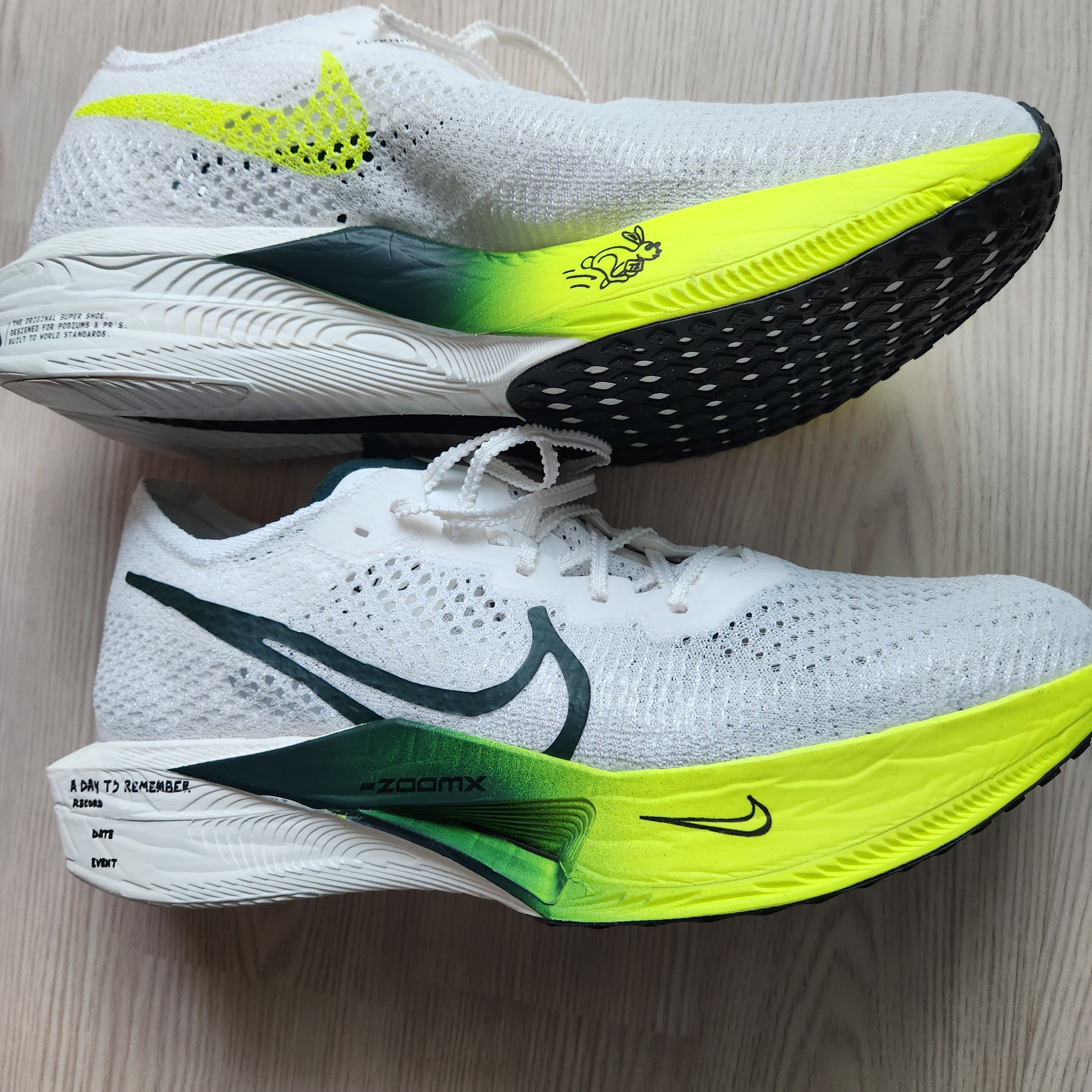 Nike ZoomX Vaporfly Next% 3 White Pro Green 착용 스타일 - 2