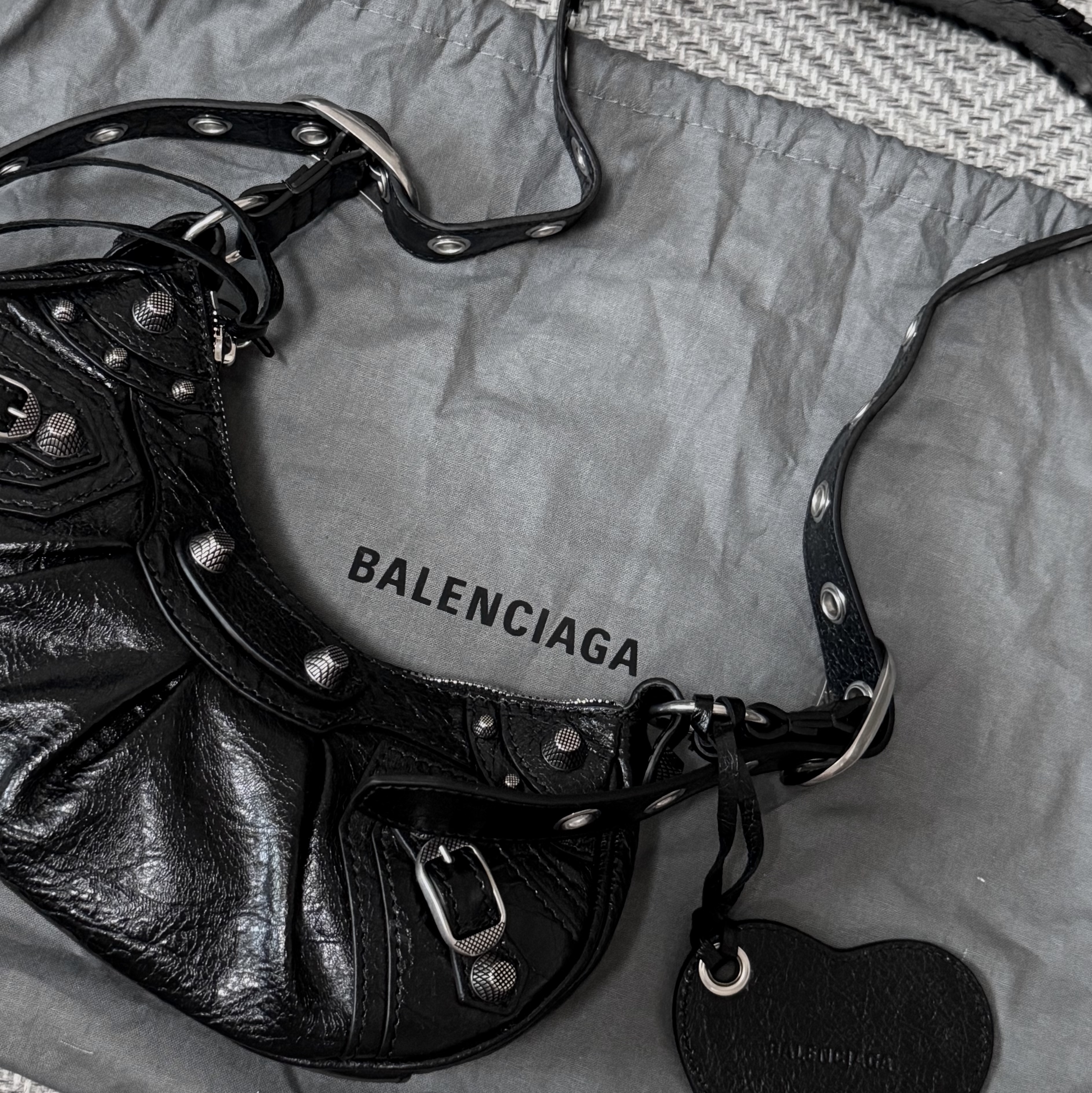 Balenciaga Arena Lambskin Le Cagole XS Shoulder Bag Black 착용 스타일