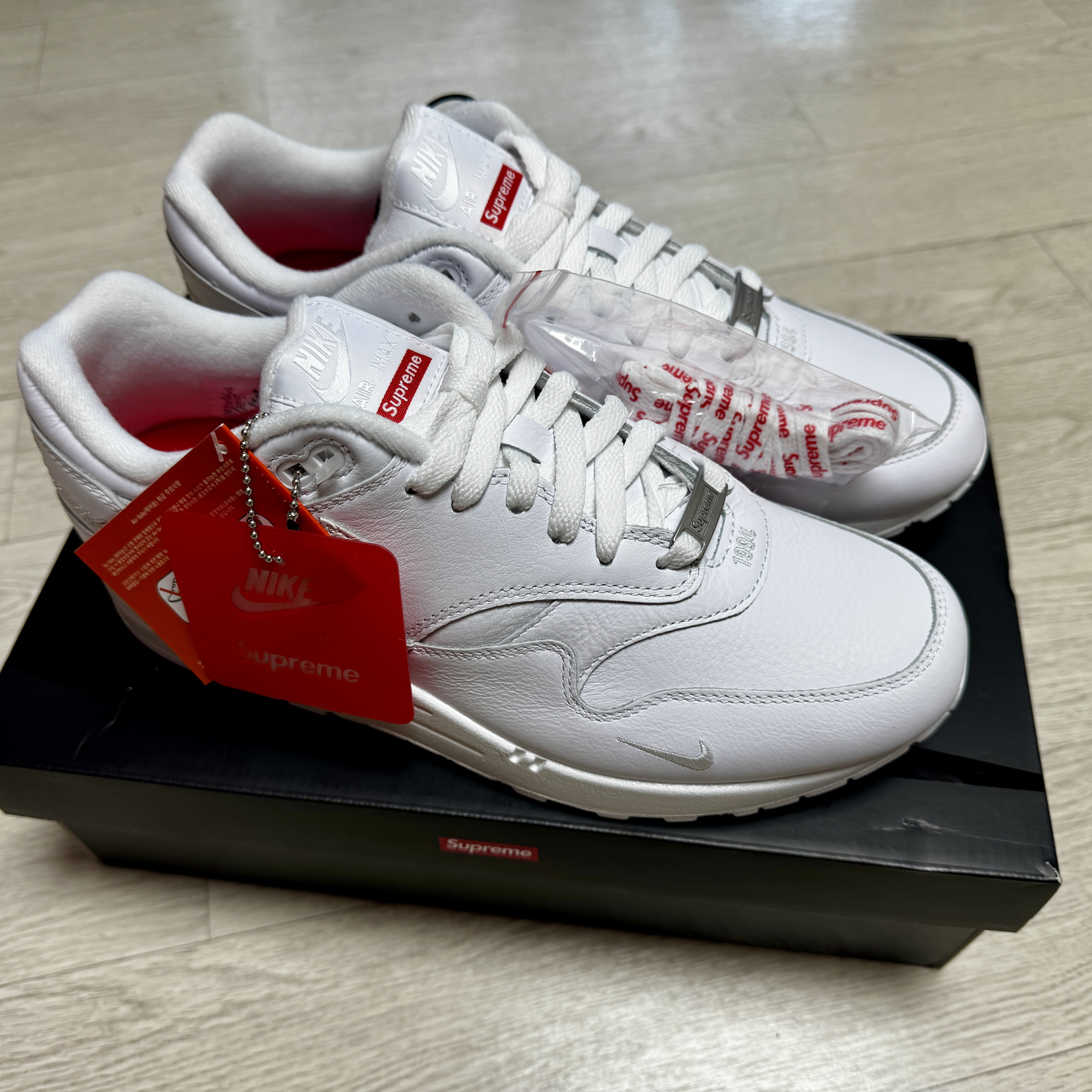 Nike x Supreme Air Max 1 '87 White - 25SS 착용 스타일 - 1