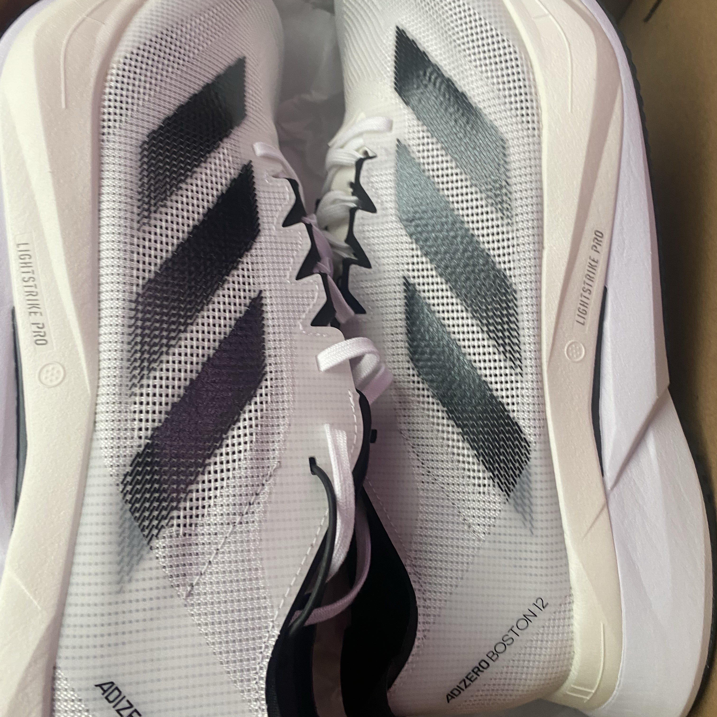 Adidas Adizero Boston 12 Cloud White Core Black Night Metallic 착용 스타일