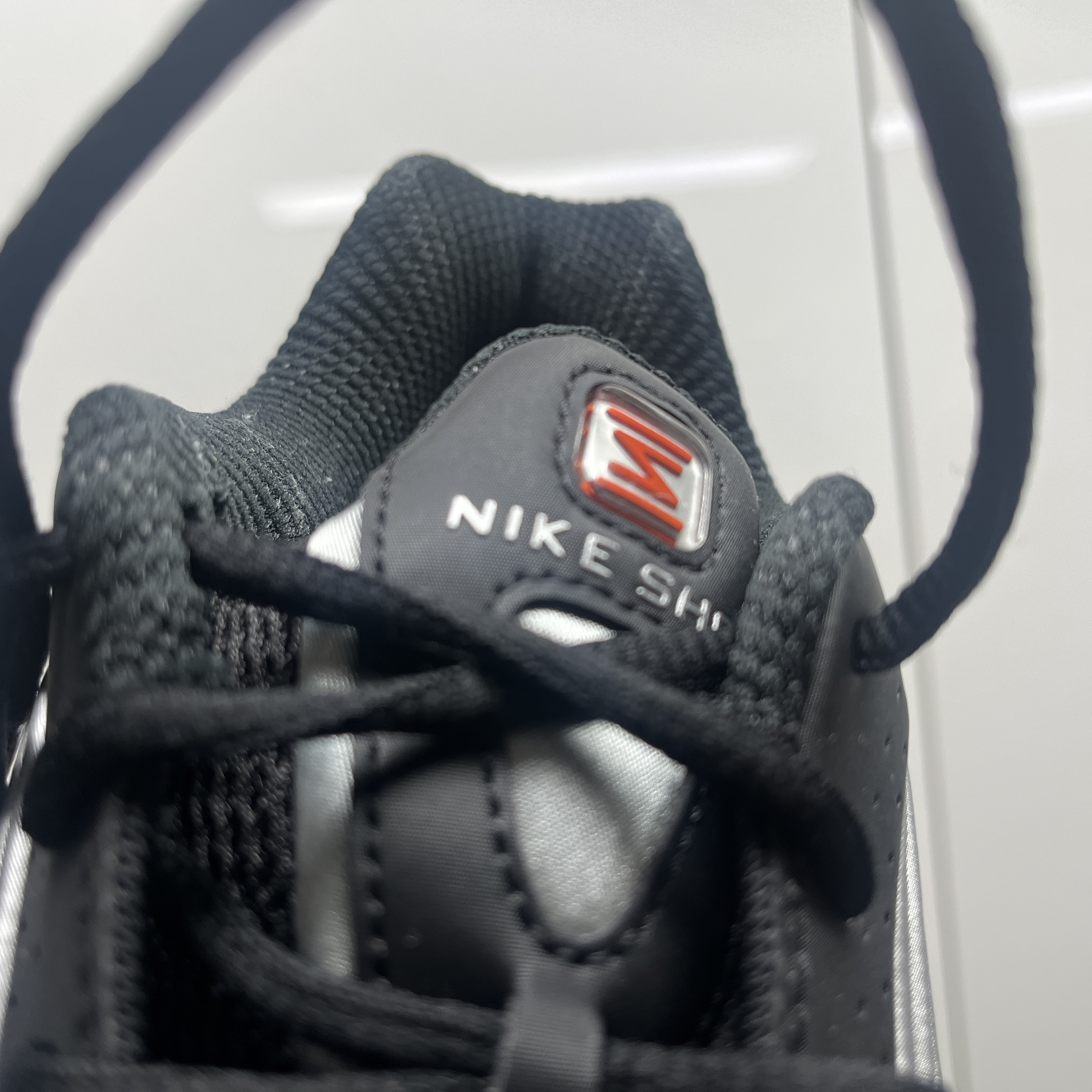 Nike Shox R4 Metallic Silver Red 착용 스타일 - 4
