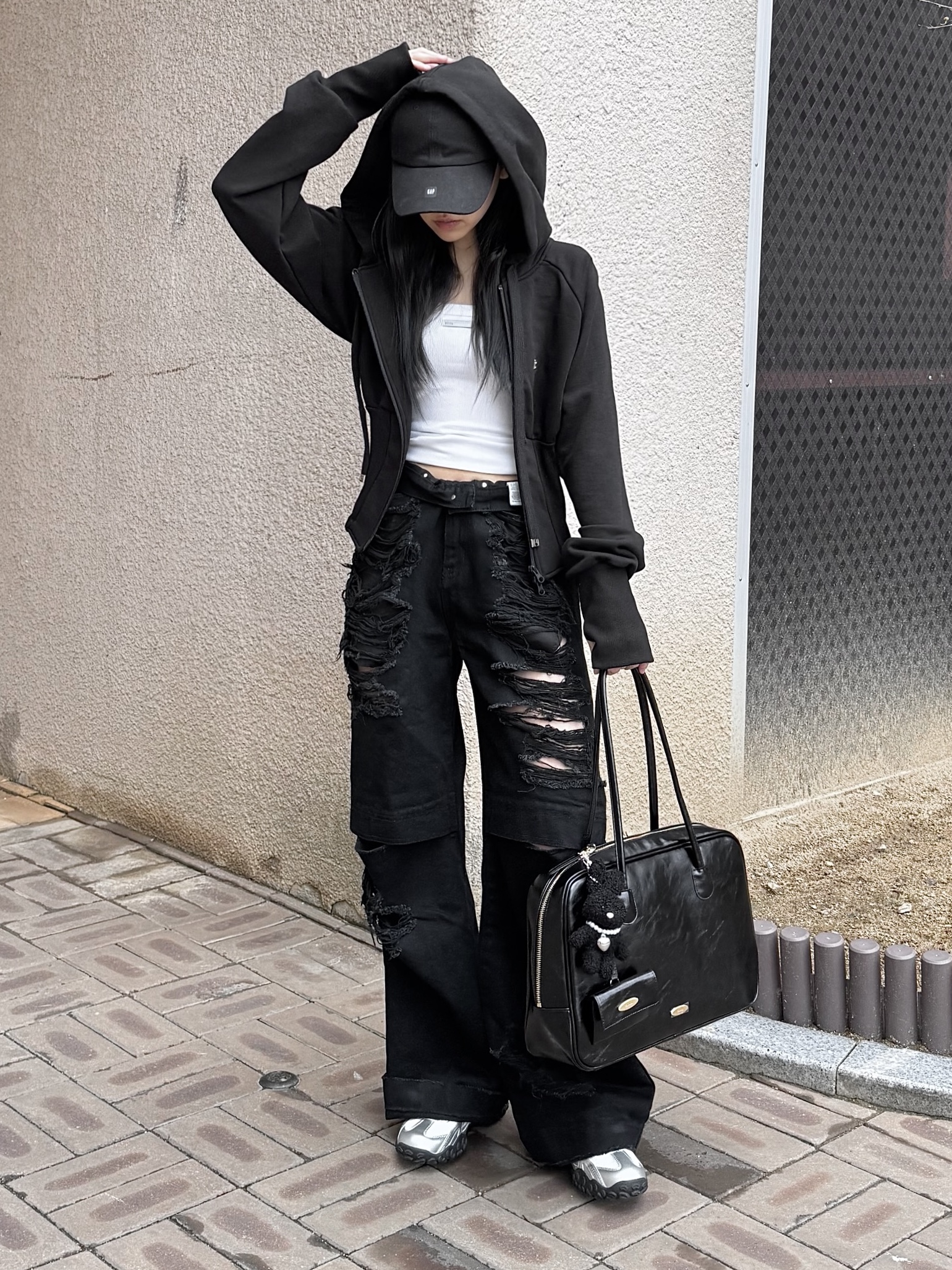 Fila Echappe MS Silver Moon, Yeezy Gap Engineered By Balenciaga Logo Cap Black 착용 스타일