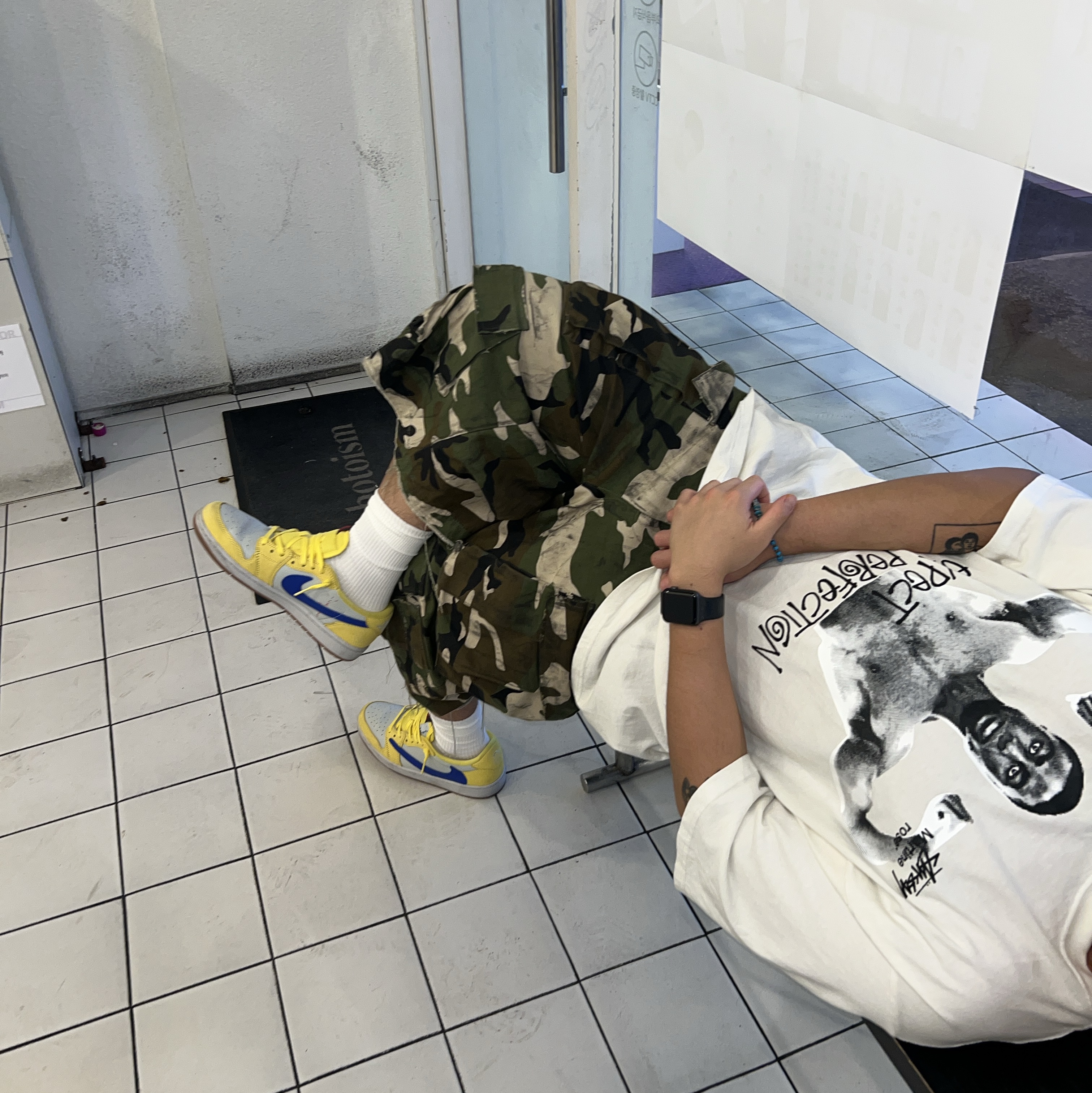 Stussy x Martine Rose Stand Firm Pigment Dyed T-Shirt Natural, Nos Couleurs Distressed Cargo Shorts Camo 착용 스타일
