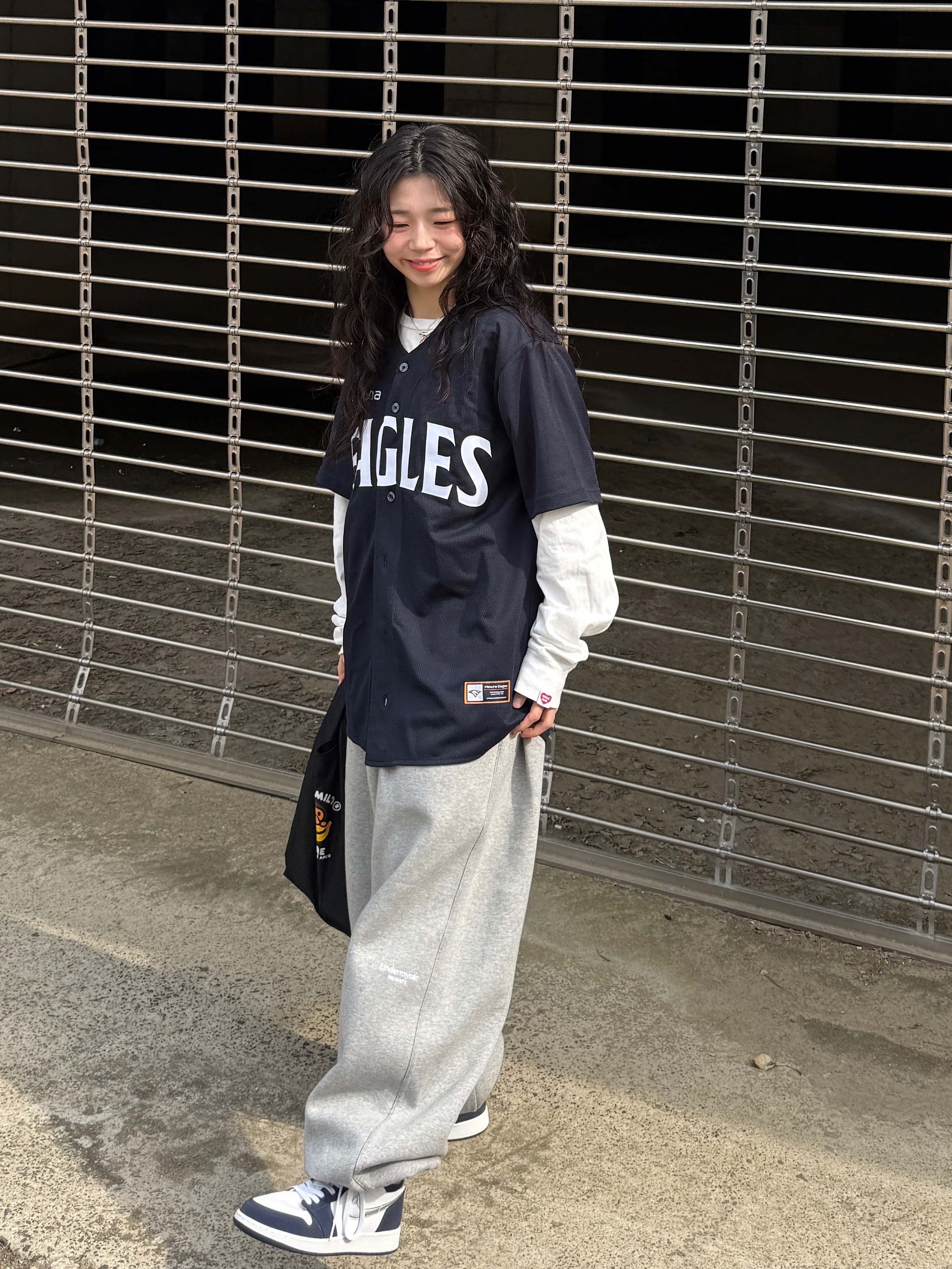 (GS) Jordan 1 Retro High OG CO.JP Midnight Navy, Undermycar Mu.03 Anti Fxxking Logo Play Oversized Sweat Jogger Melange Gray 착용 스타일 - 2