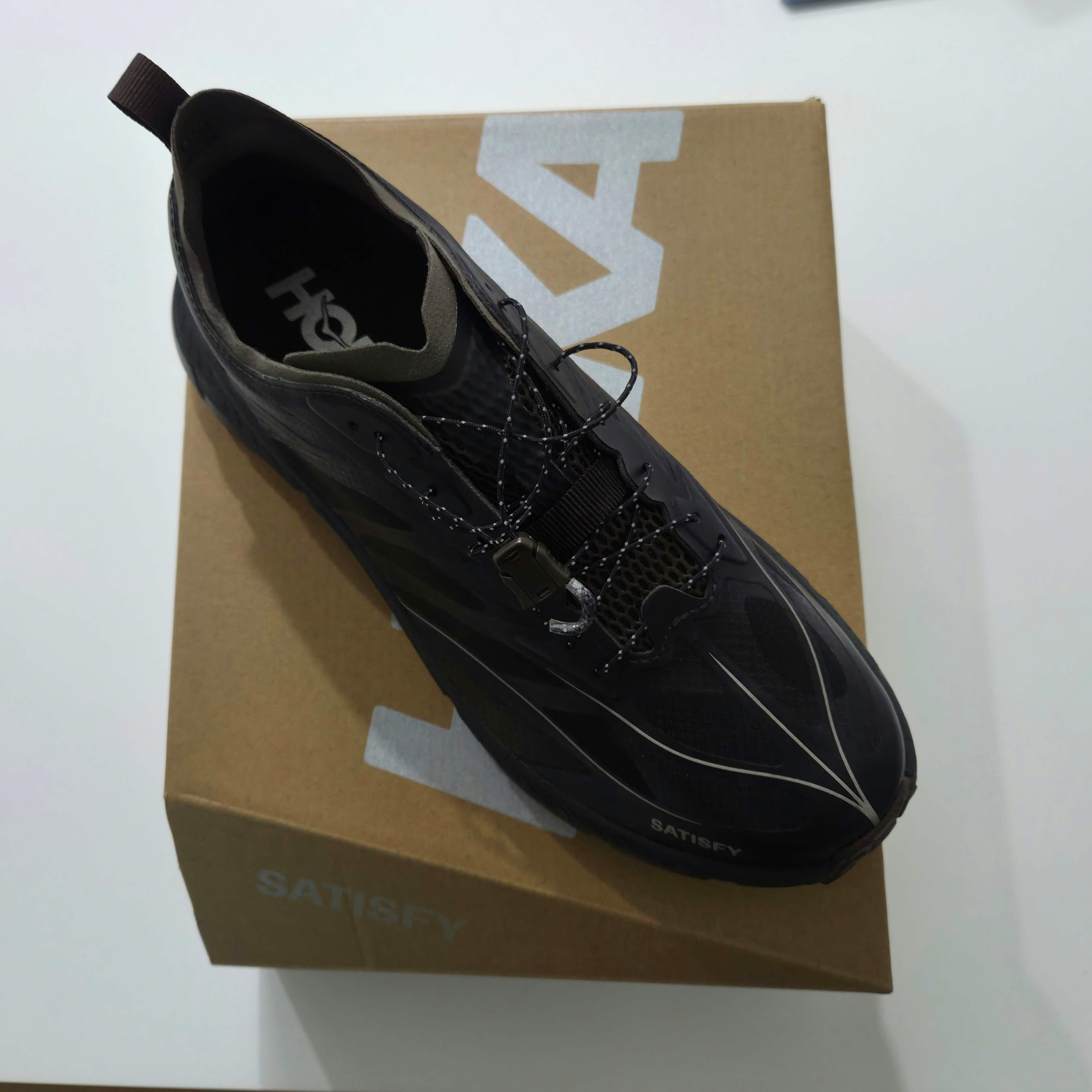 Hoka x Satisfy Mafate Speed 4 Lite Coffee 착용 스타일 - 2