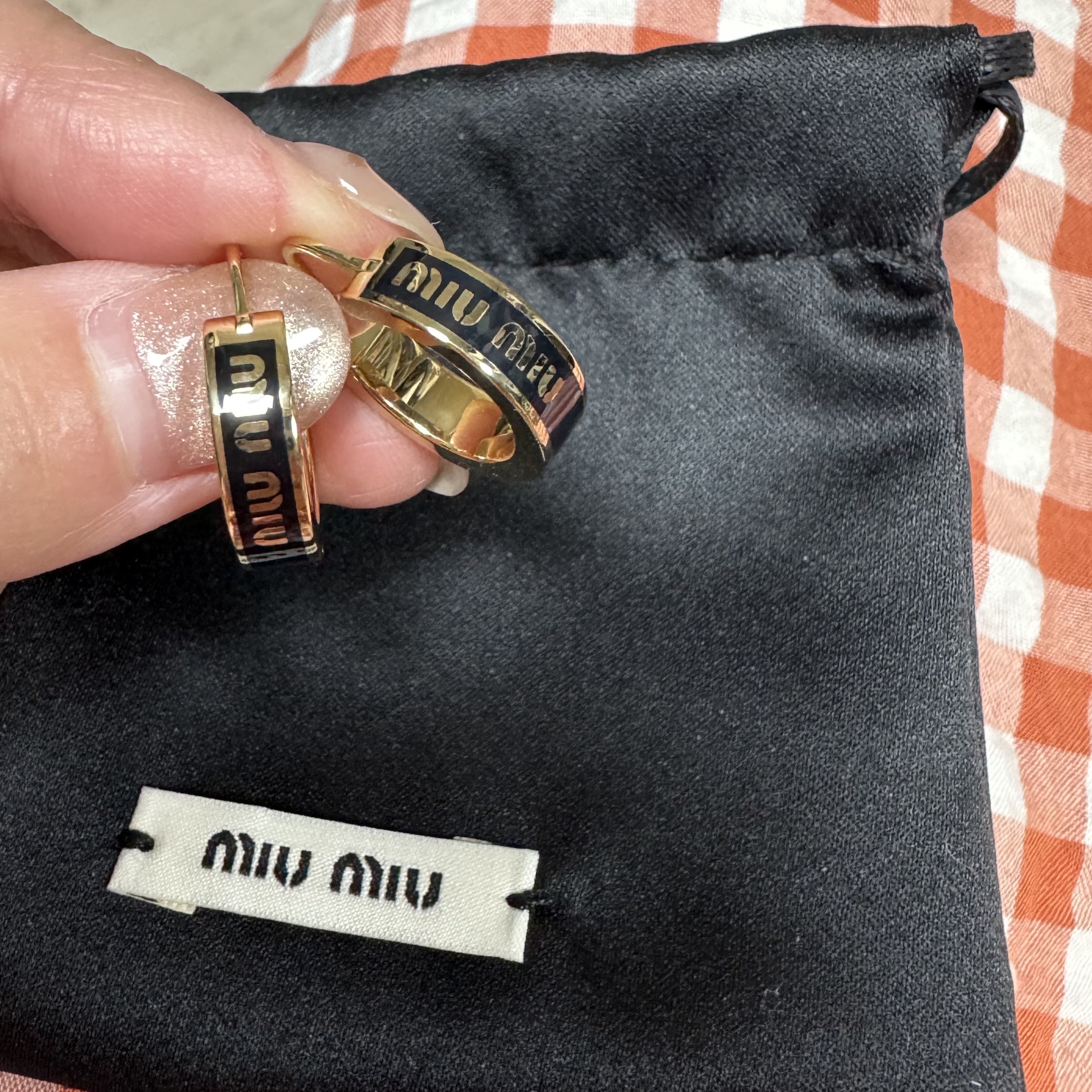 (W) Miu Miu Enameled Metal Earrings Black 착용 스타일
