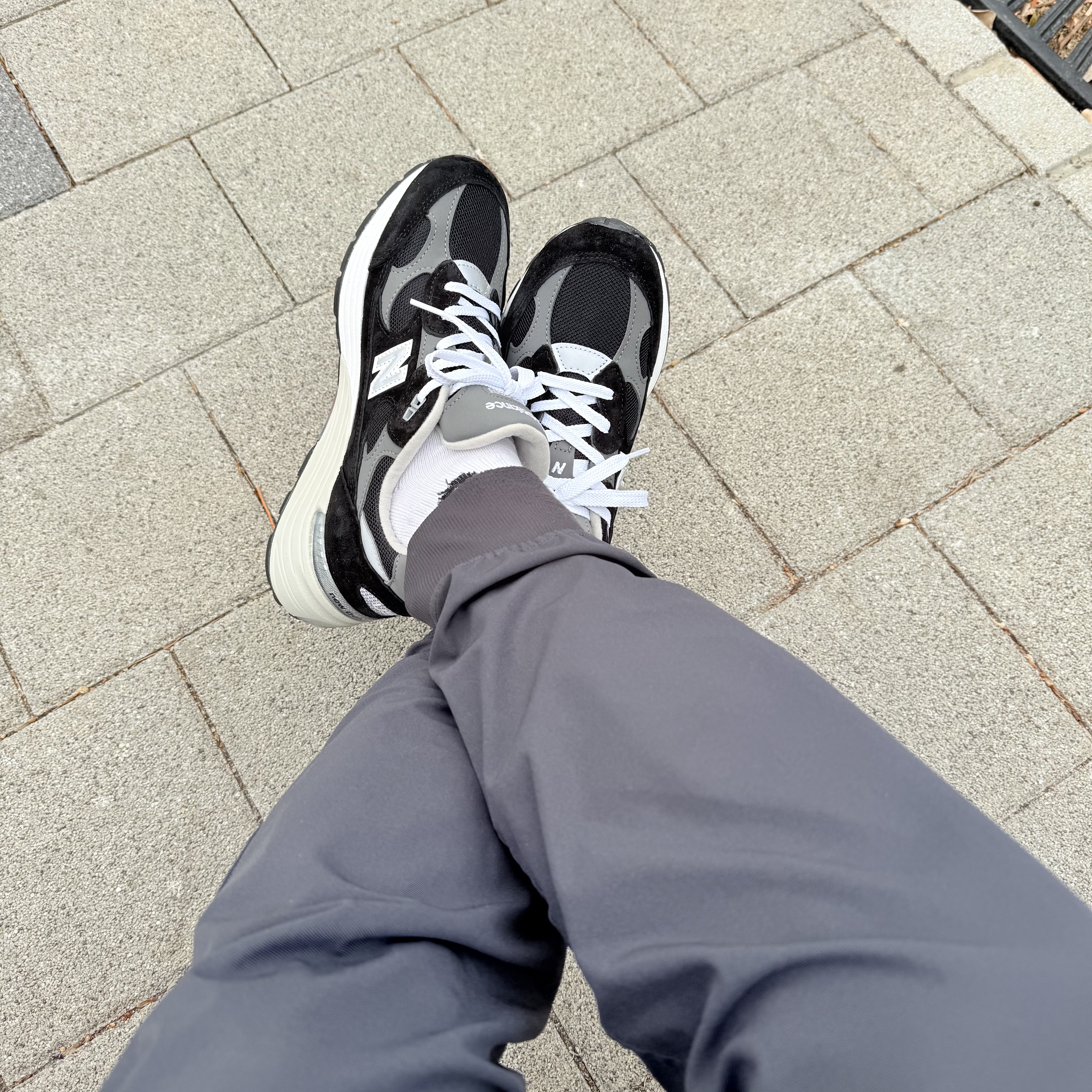 New Balance 992 Made in USA Core Black Grey 착용 스타일 - 2