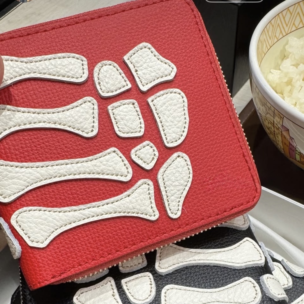 Kapital Thumbs Up Bone Hand Zip Wallet Red 착용 스타일
