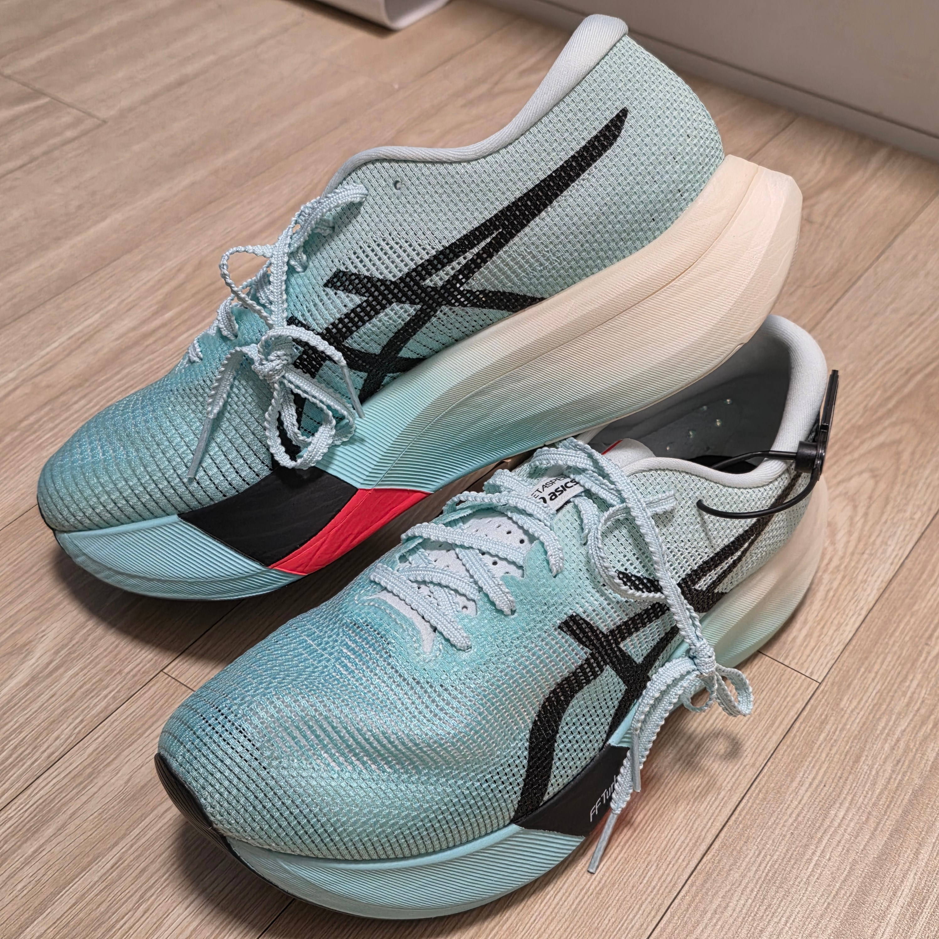 Asics Metaspeed Edge Paris Illuminate Mint Black 착용 스타일