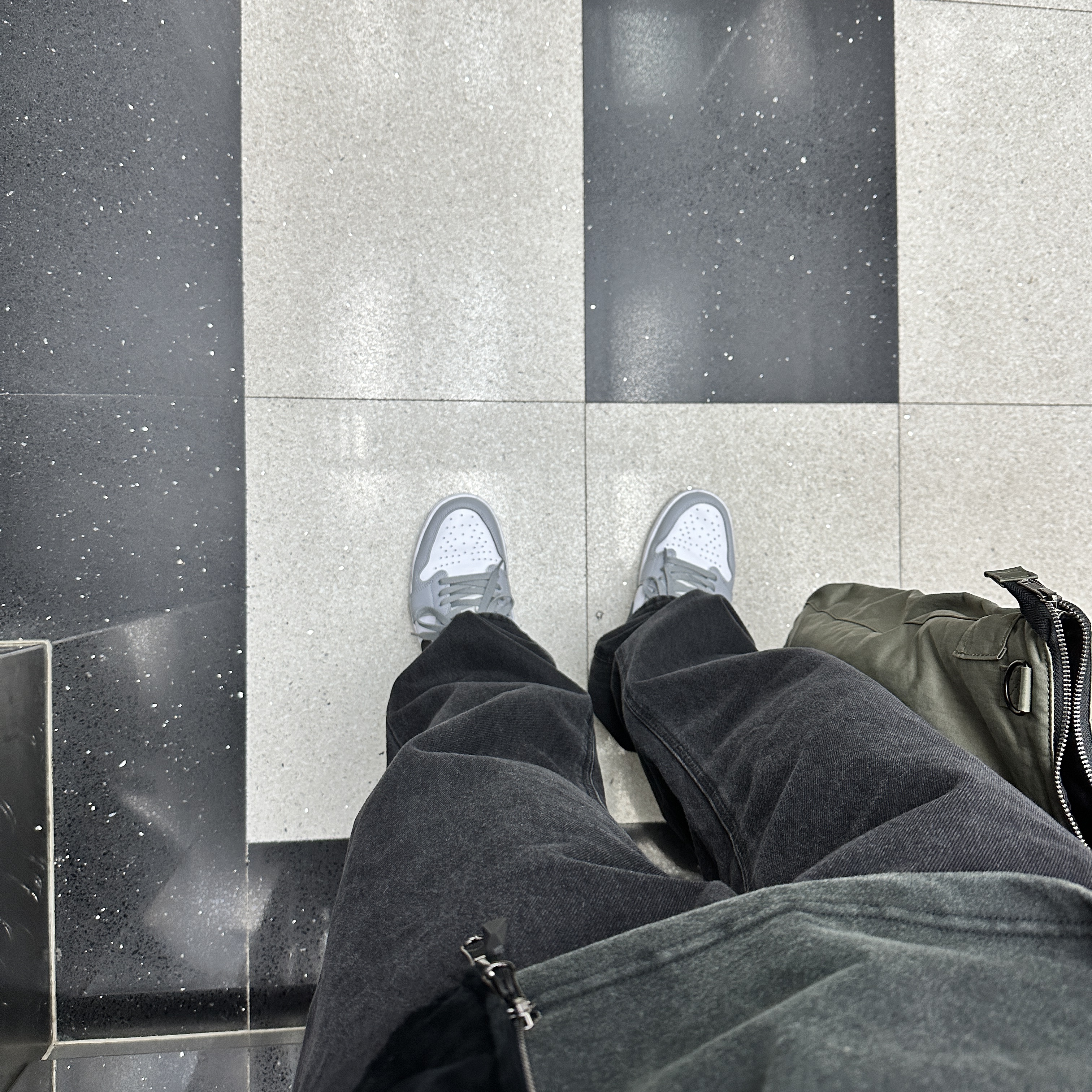 Jordan 1 Retro Low OG Wolf Grey and White 착용 스타일