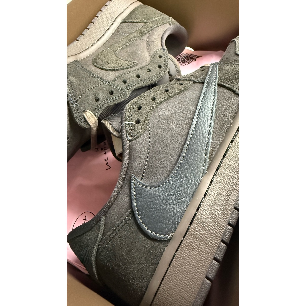 Jordan 1 x Travis Scott Retro Low OG SP Velvet Brown and Dark Mocha 착용 스타일