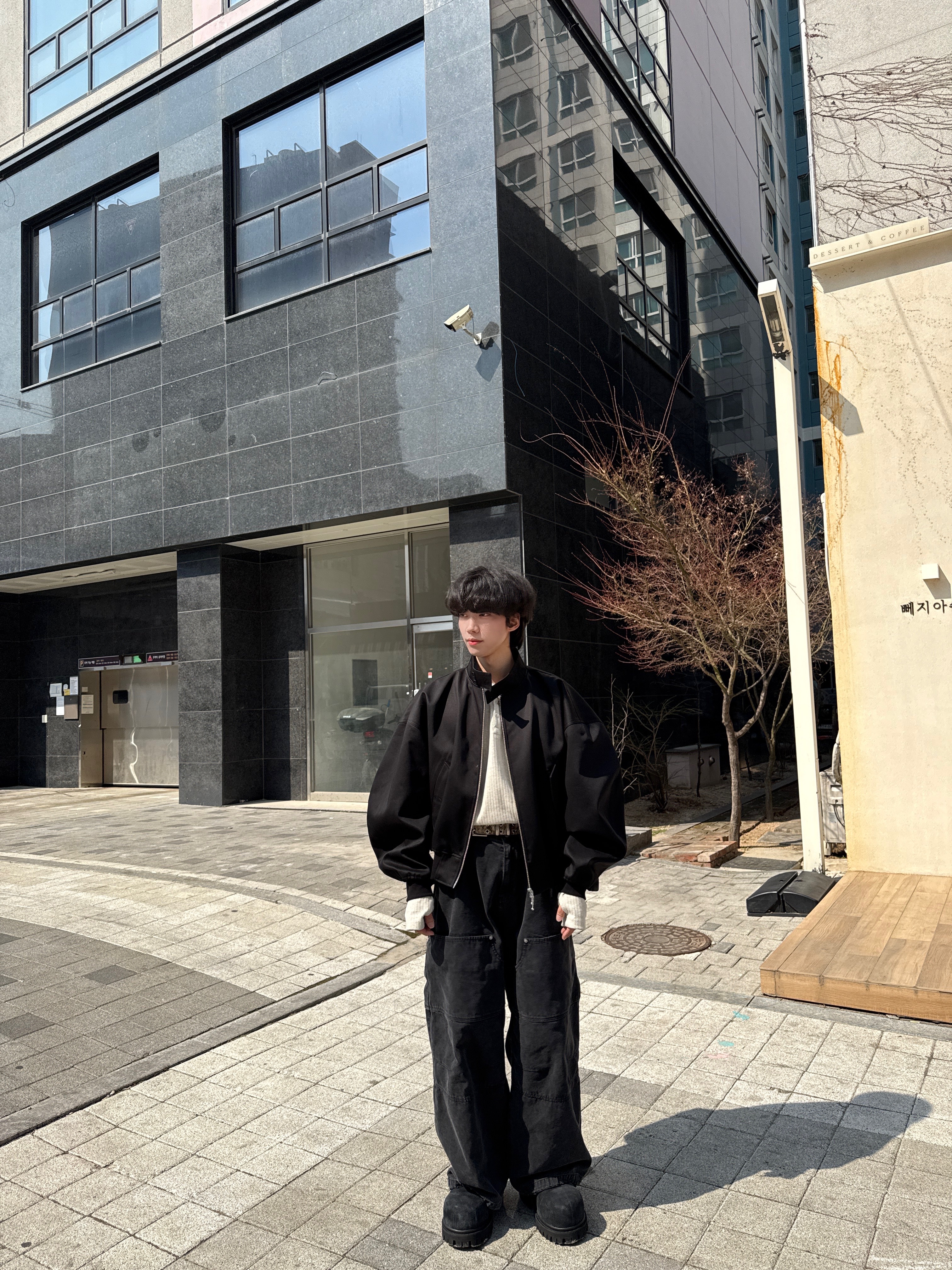 Nonnod Finger Hole Henry Neck T-Shirt Oatmeal, Kamien x MJD Double Hole Belt Black Shearling Calfskin 착용 스타일 - 4