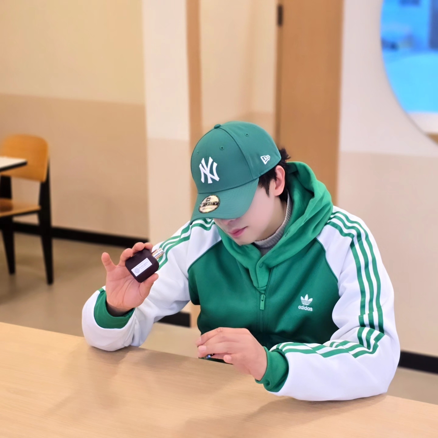 Adidas SST Track Top Wonder White Collegiate Green - KR Sizing, Adidas SST Track Top Wonder White Collegiate Green - US Sizing 착용 스타일 - 4