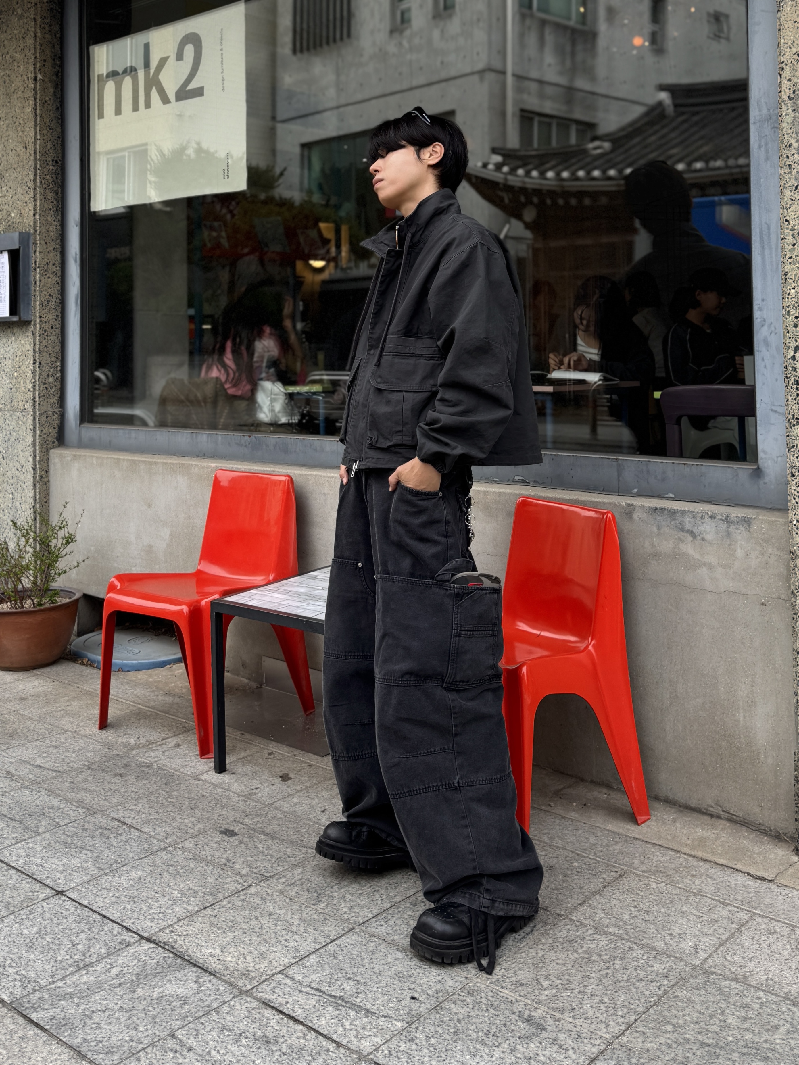 Nonnod Double Knee Cover Pants Vintage Beige, Balenciaga Swift Oval Sunglasses Black 착용 스타일 - 1