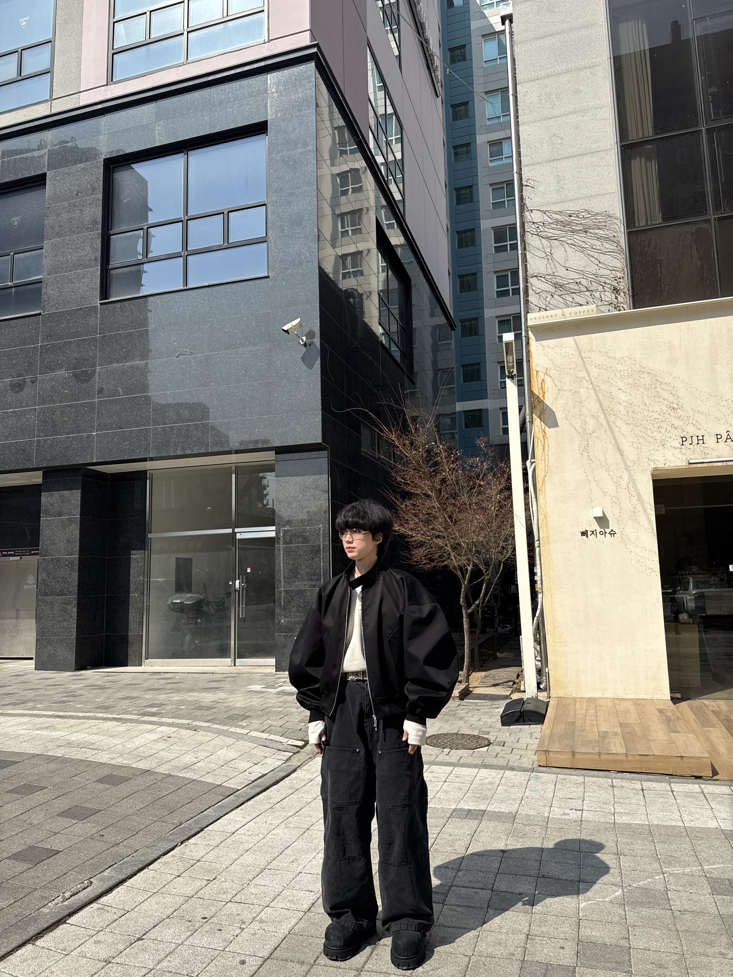 Nonnod Finger Hole Henry Neck T-Shirt Oatmeal, Kamien x MJD Double Hole Belt Black Shearling Calfskin 착용 스타일 - 9