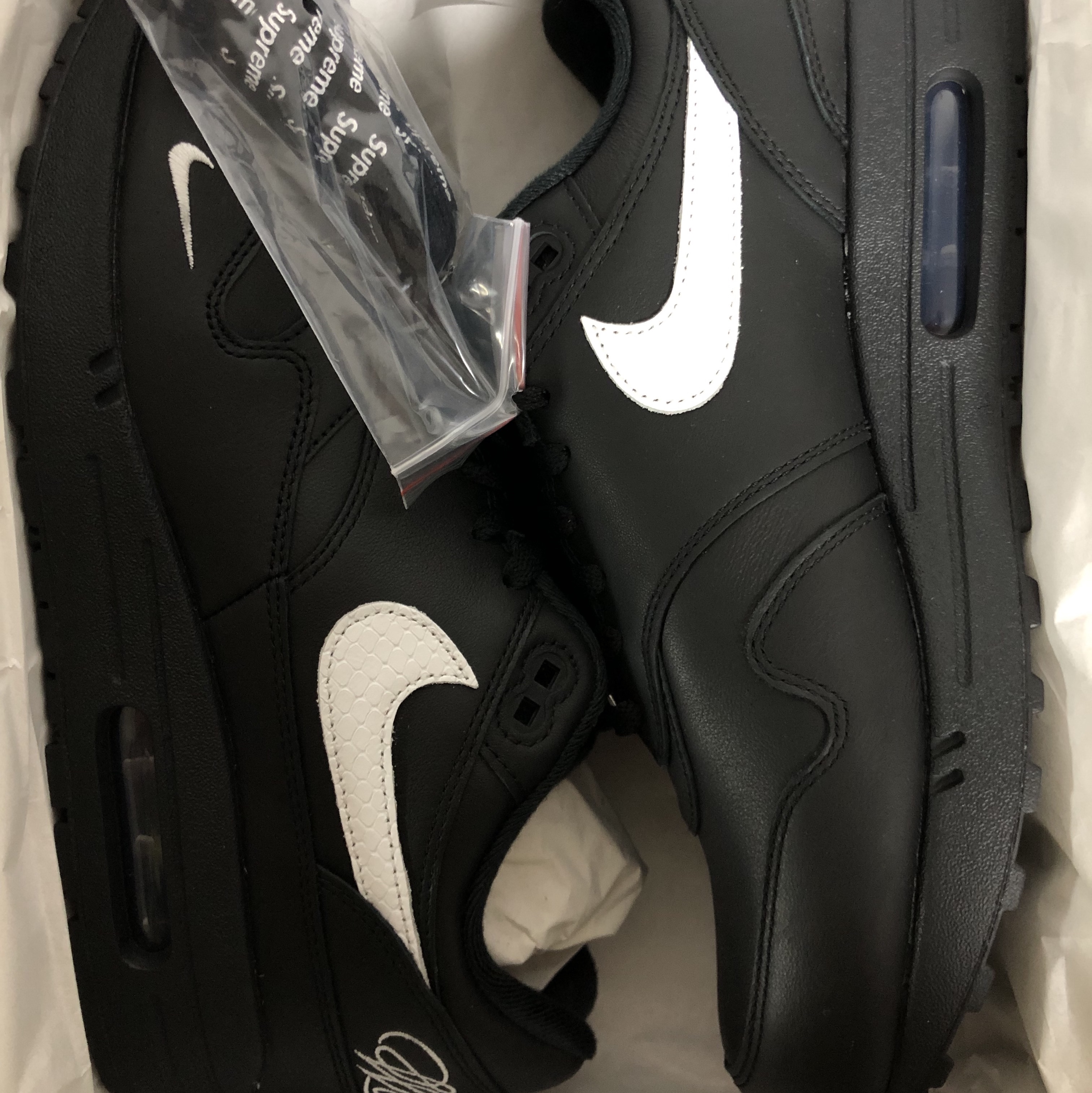 Nike x Supreme Air Max 1 '87 Black White - 25SS 착용 스타일