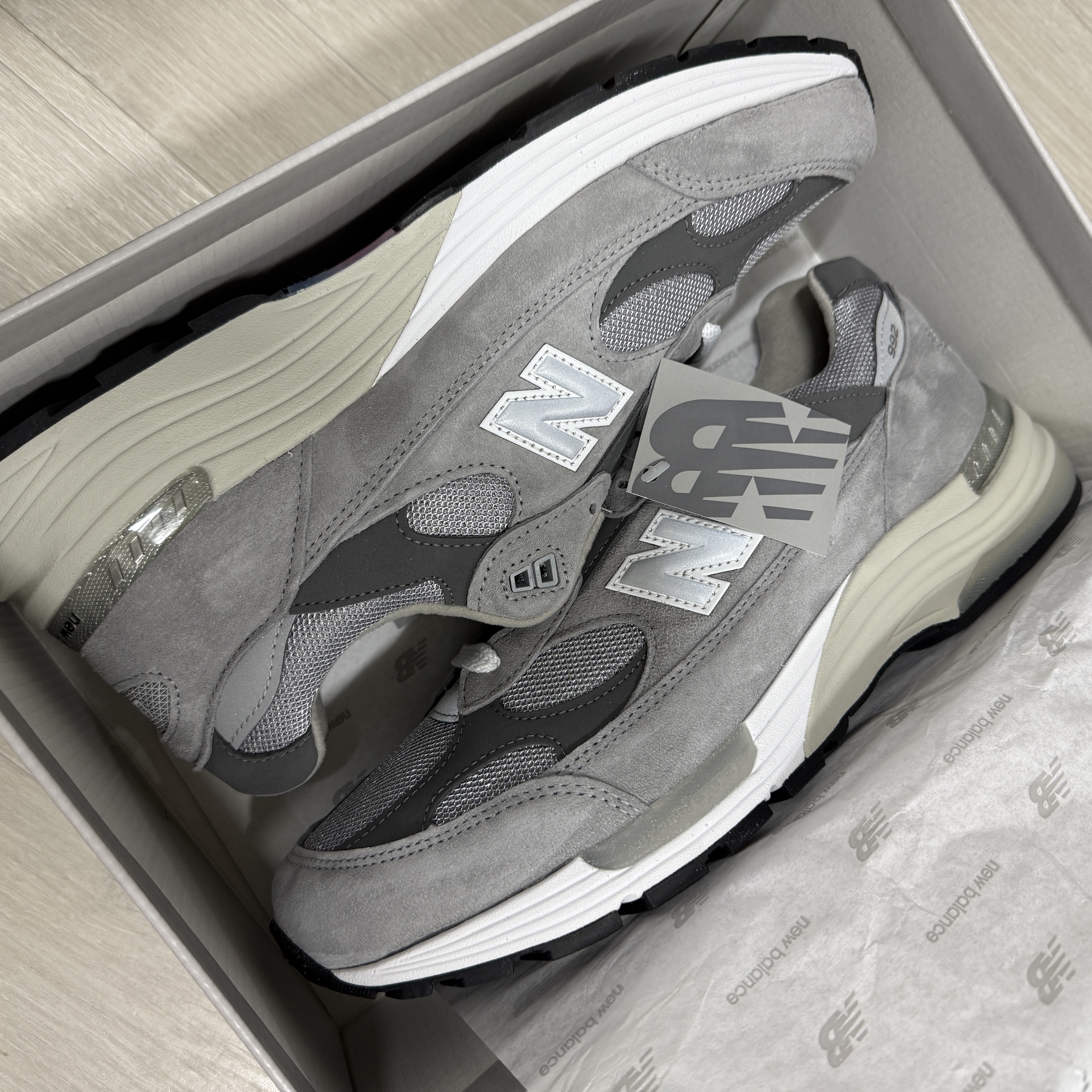 New Balance 992 Made in USA Core Grey Silver Metallic, New Balance 992 Made in USA Triple Black 착용 스타일 - 3