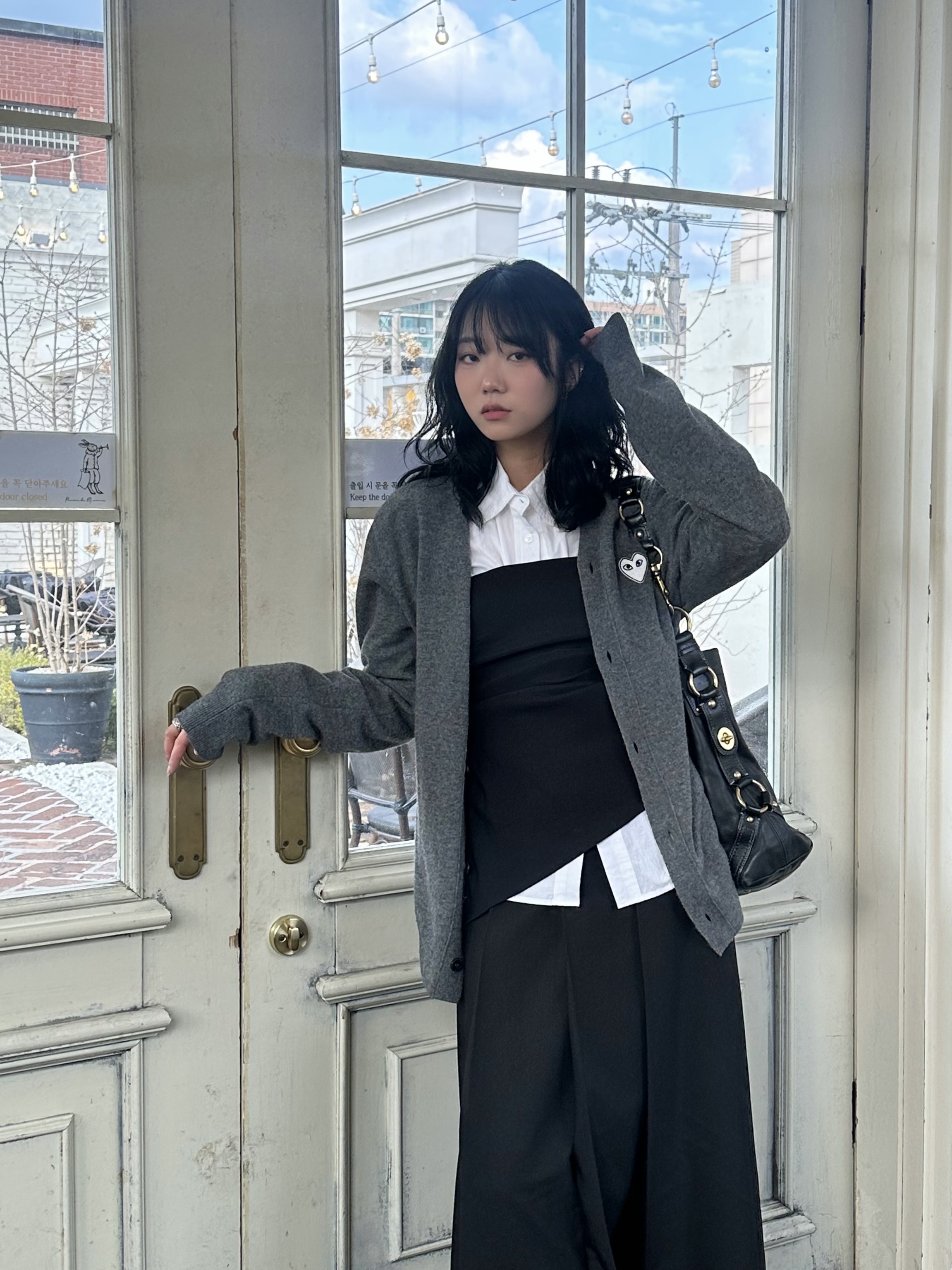 Play Comme des Garcons White Heart Knit Cardigan Grey 착용 스타일 - 4