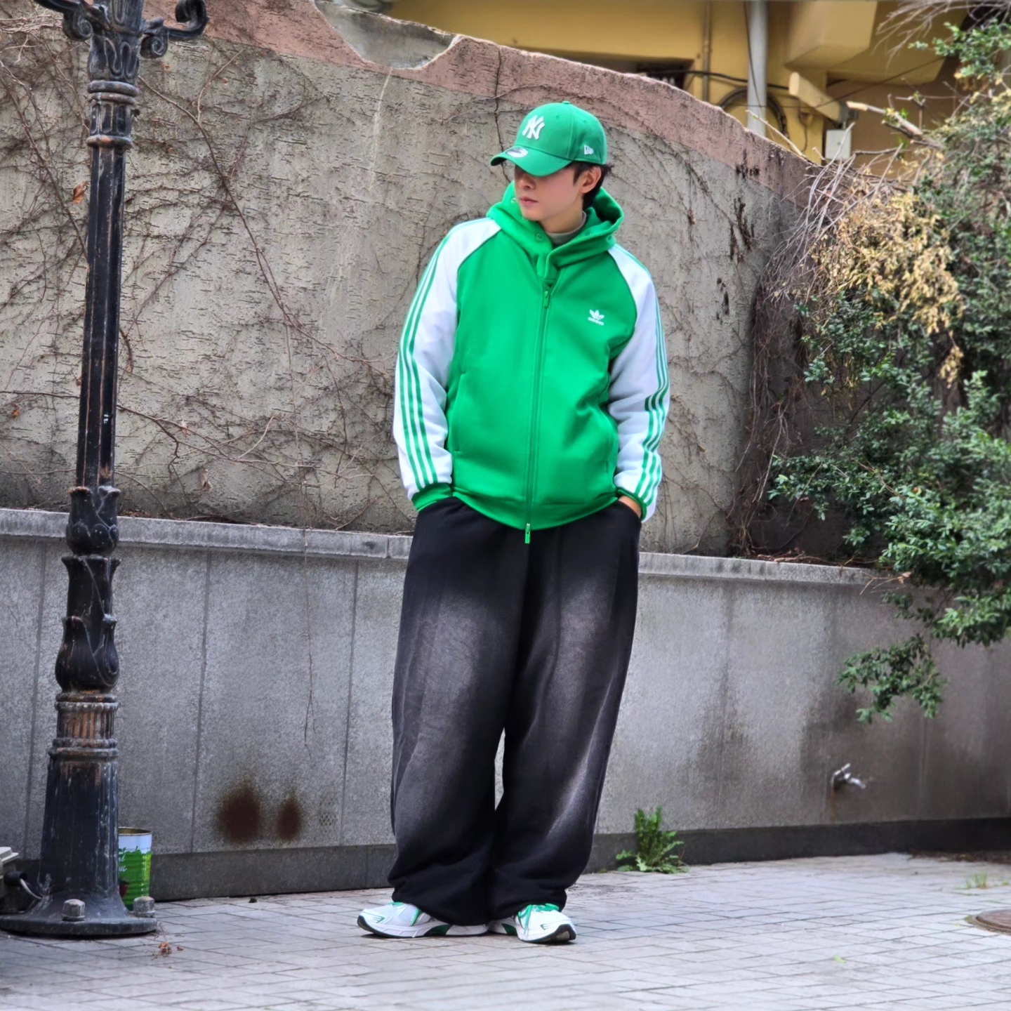 Adidas SST Track Top Wonder White Collegiate Green - KR Sizing, Adidas SST Track Top Wonder White Collegiate Green - US Sizing 착용 스타일 - 3