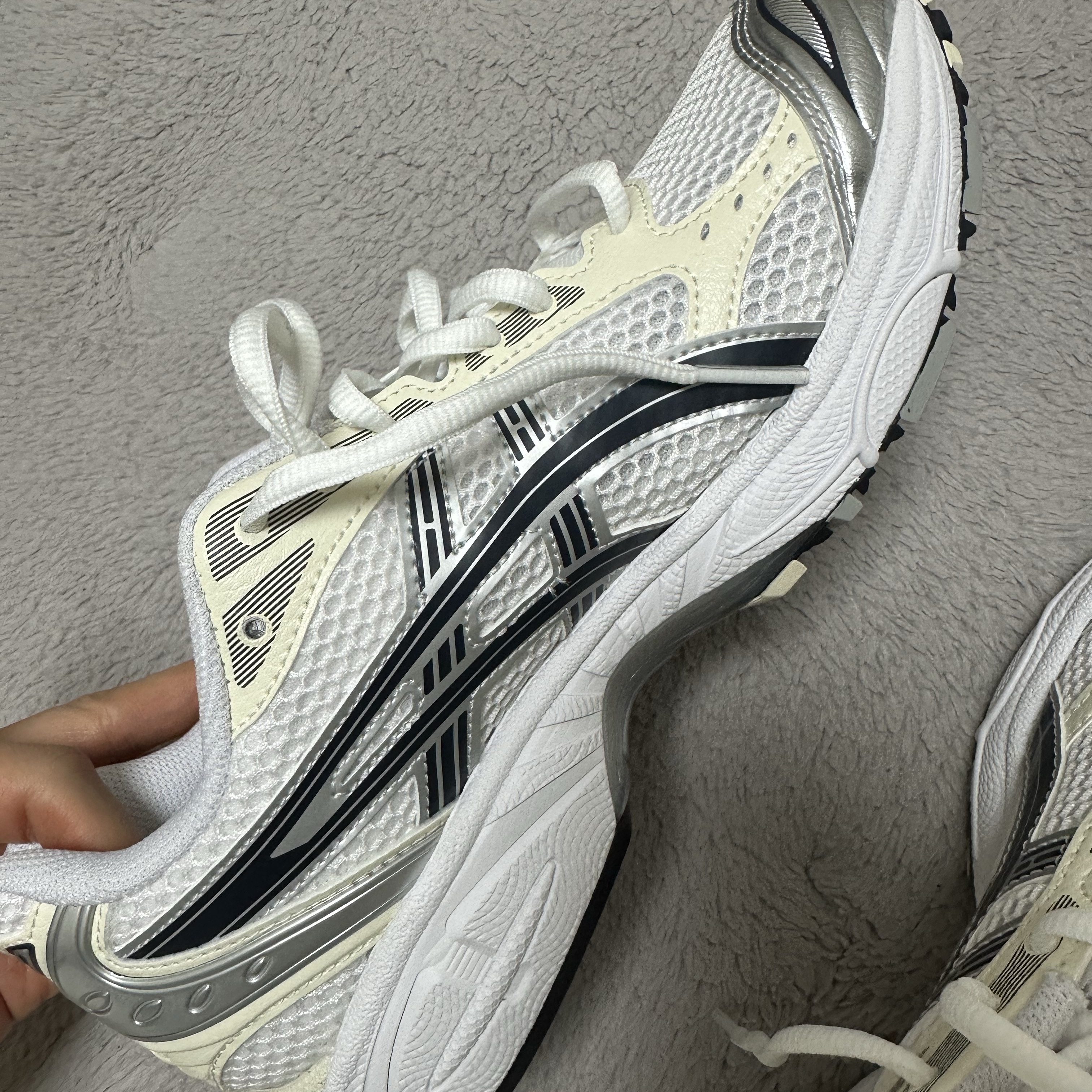(W) Asics Gel-Kayano 14 White Midnight 착용 스타일 - 3