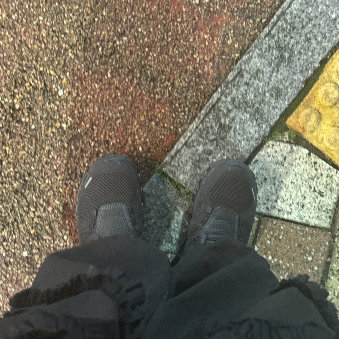(W) On Running Cloud 5 All Black 착용 스타일